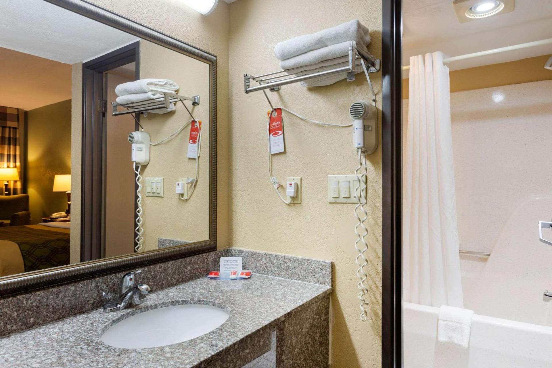 Econo Lodge Belton - Kansas City South photo 9