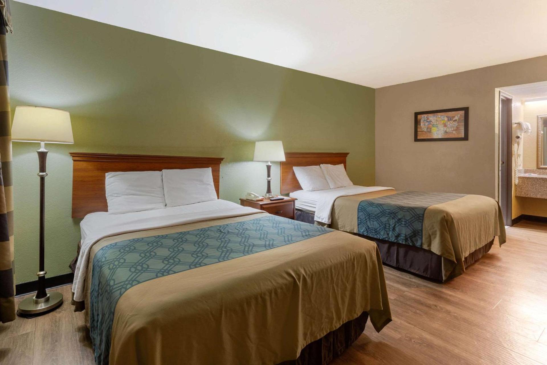 Econo Lodge Belton - Kansas City South photo 11