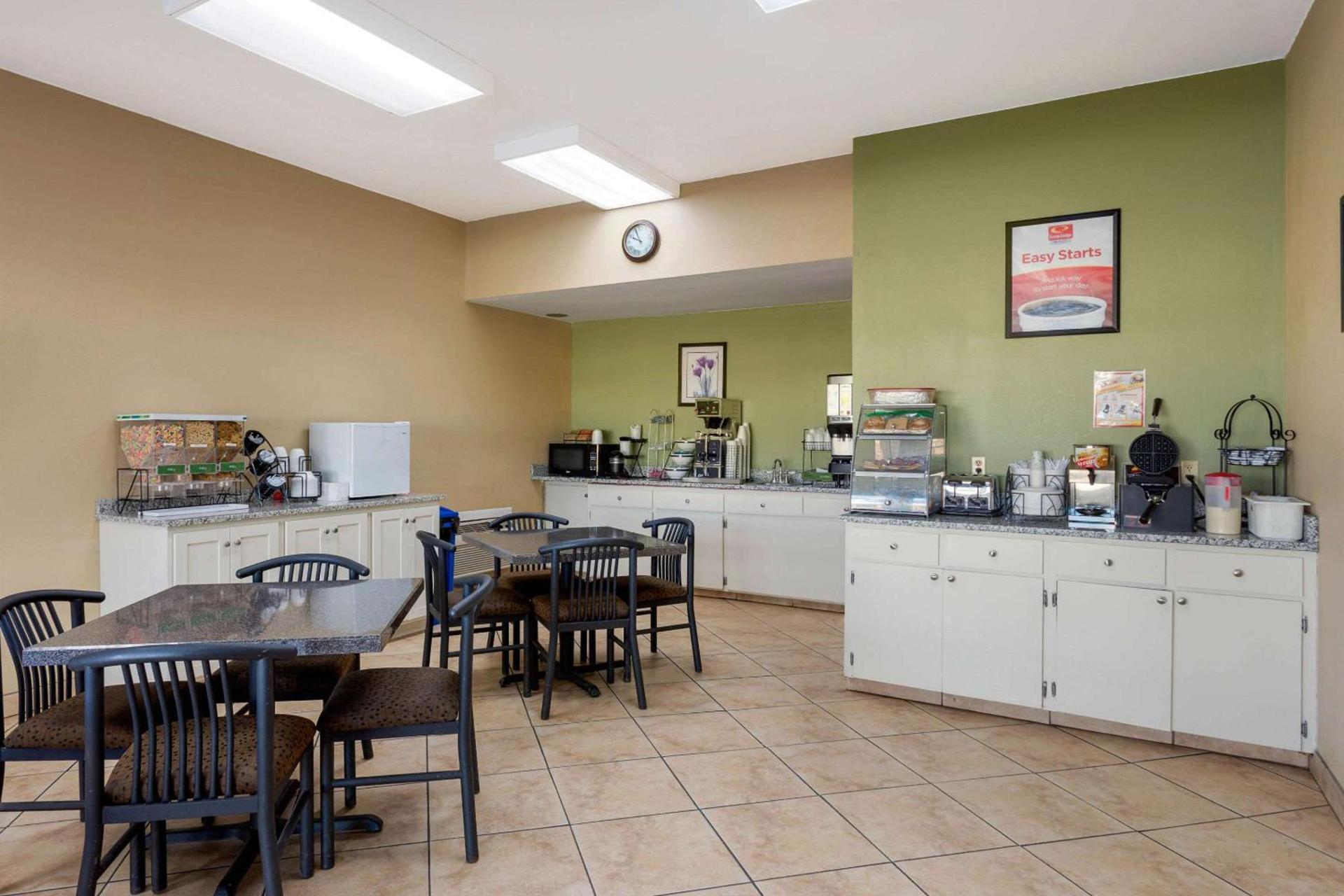 Econo Lodge Belton - Kansas City South photo 15