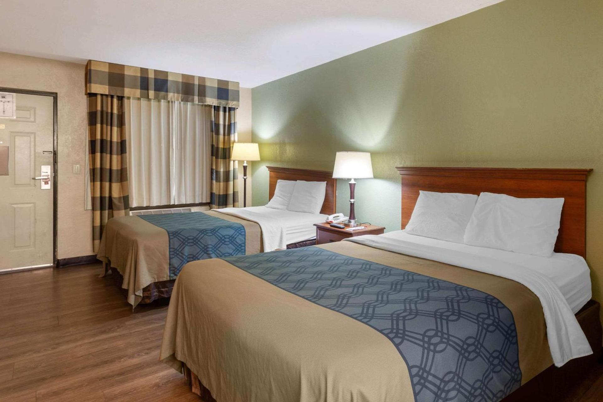 Econo Lodge Belton - Kansas City South photo 13
