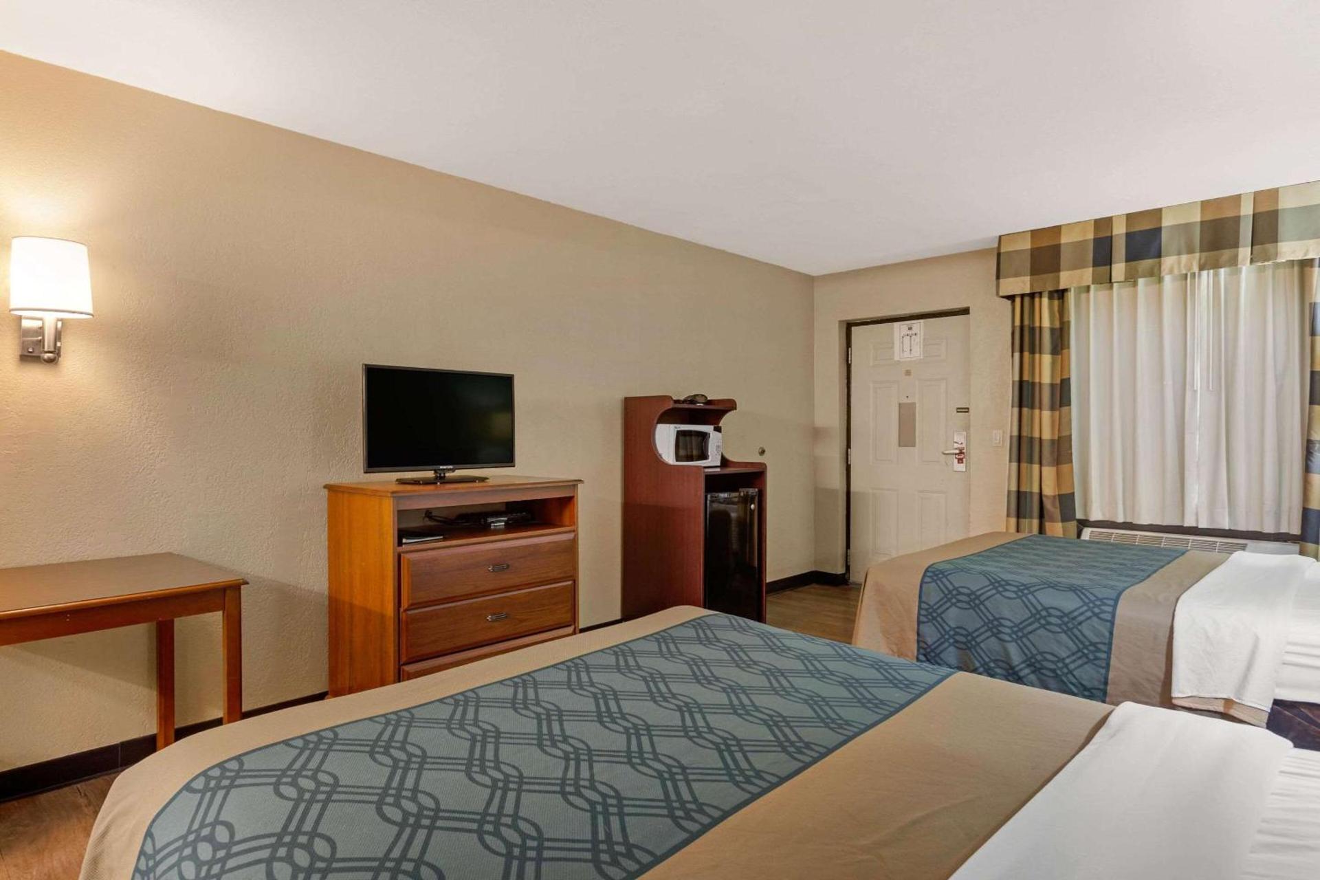 Econo Lodge Belton - Kansas City South photo 12