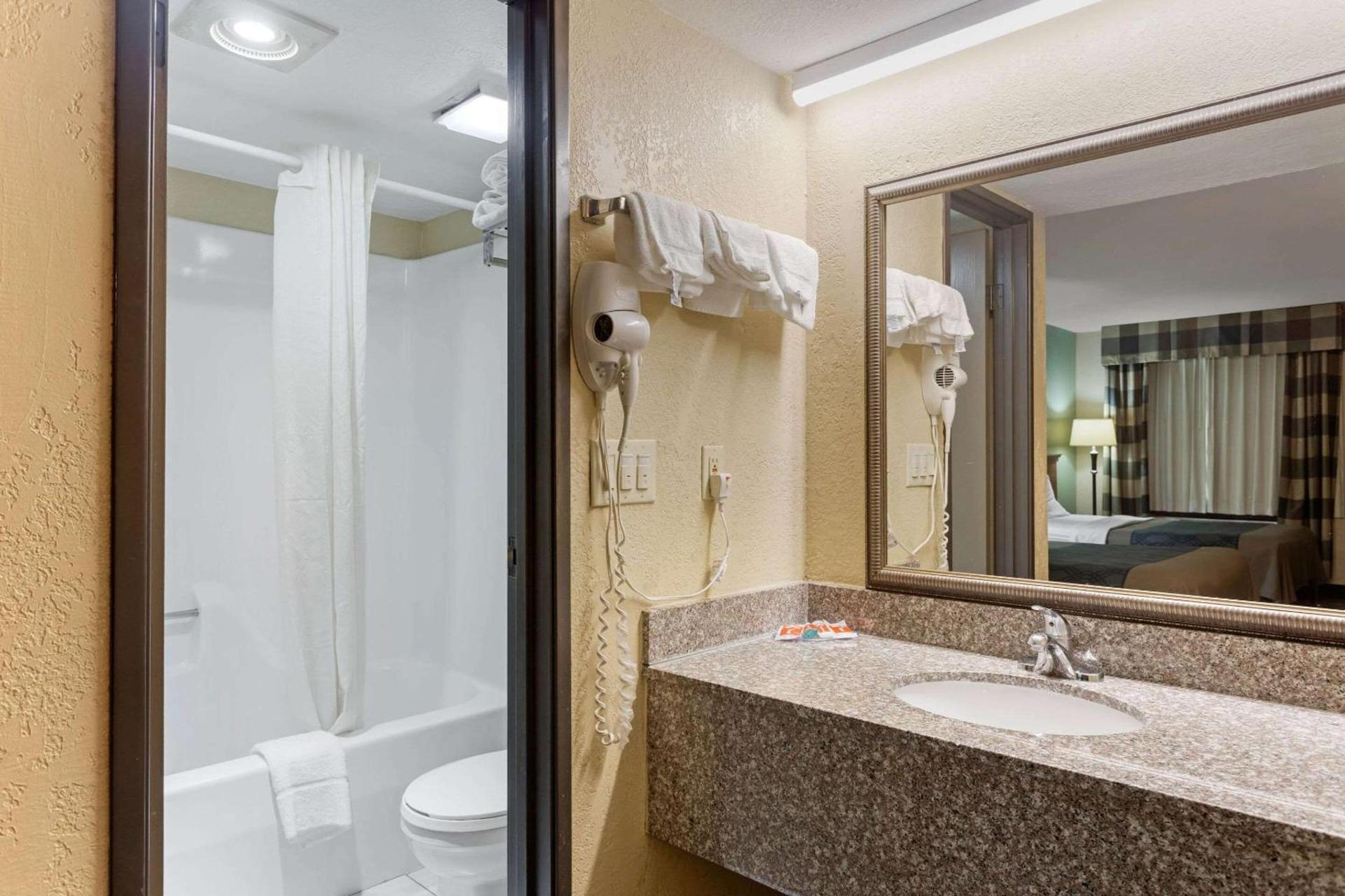 Econo Lodge Belton - Kansas City South photo 14