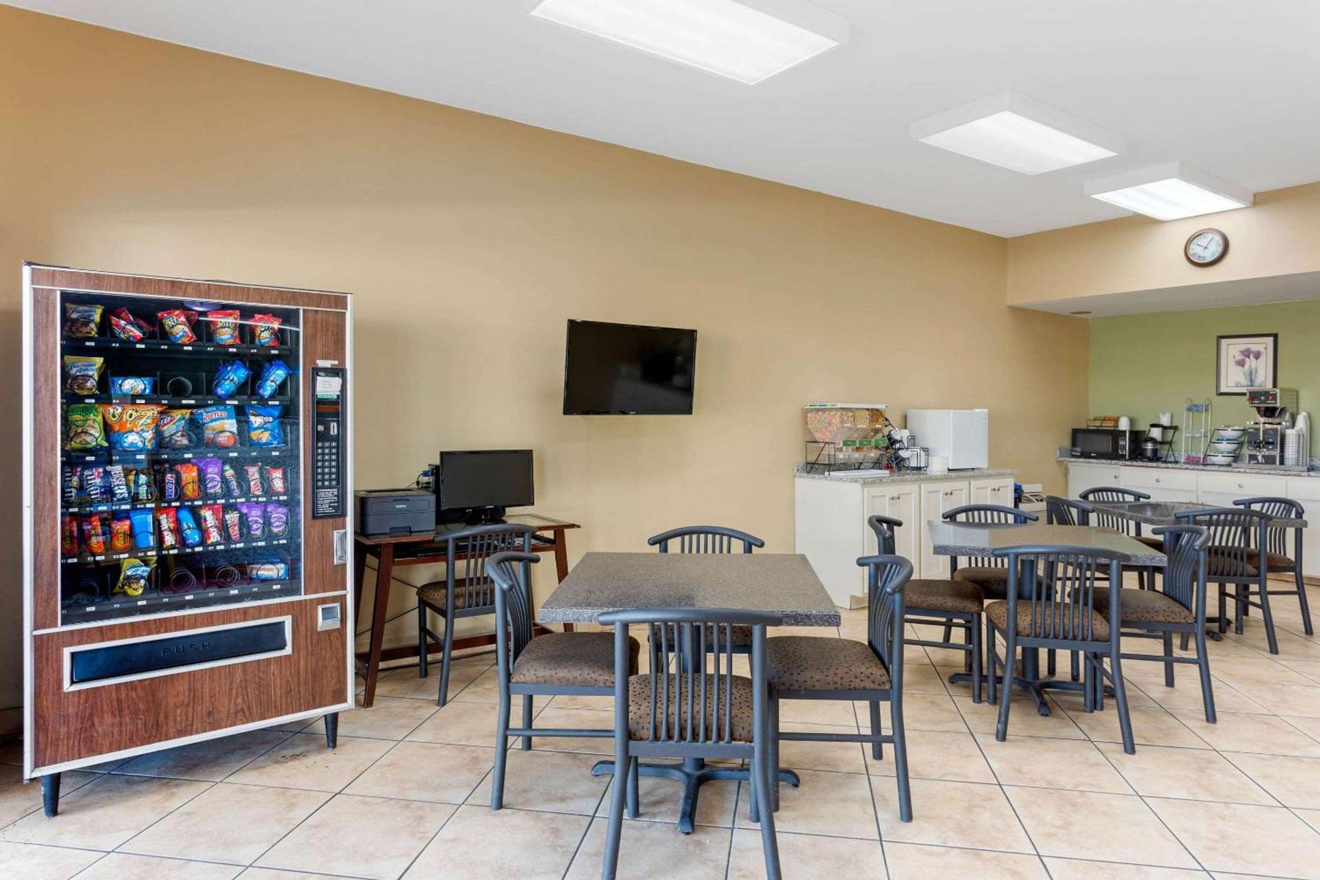 Econo Lodge Belton - Kansas City South photo 19