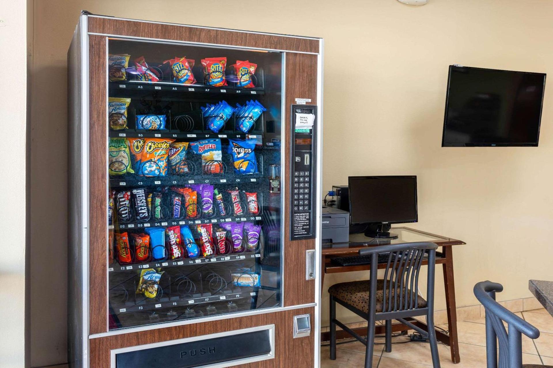 Econo Lodge Belton - Kansas City South photo 21