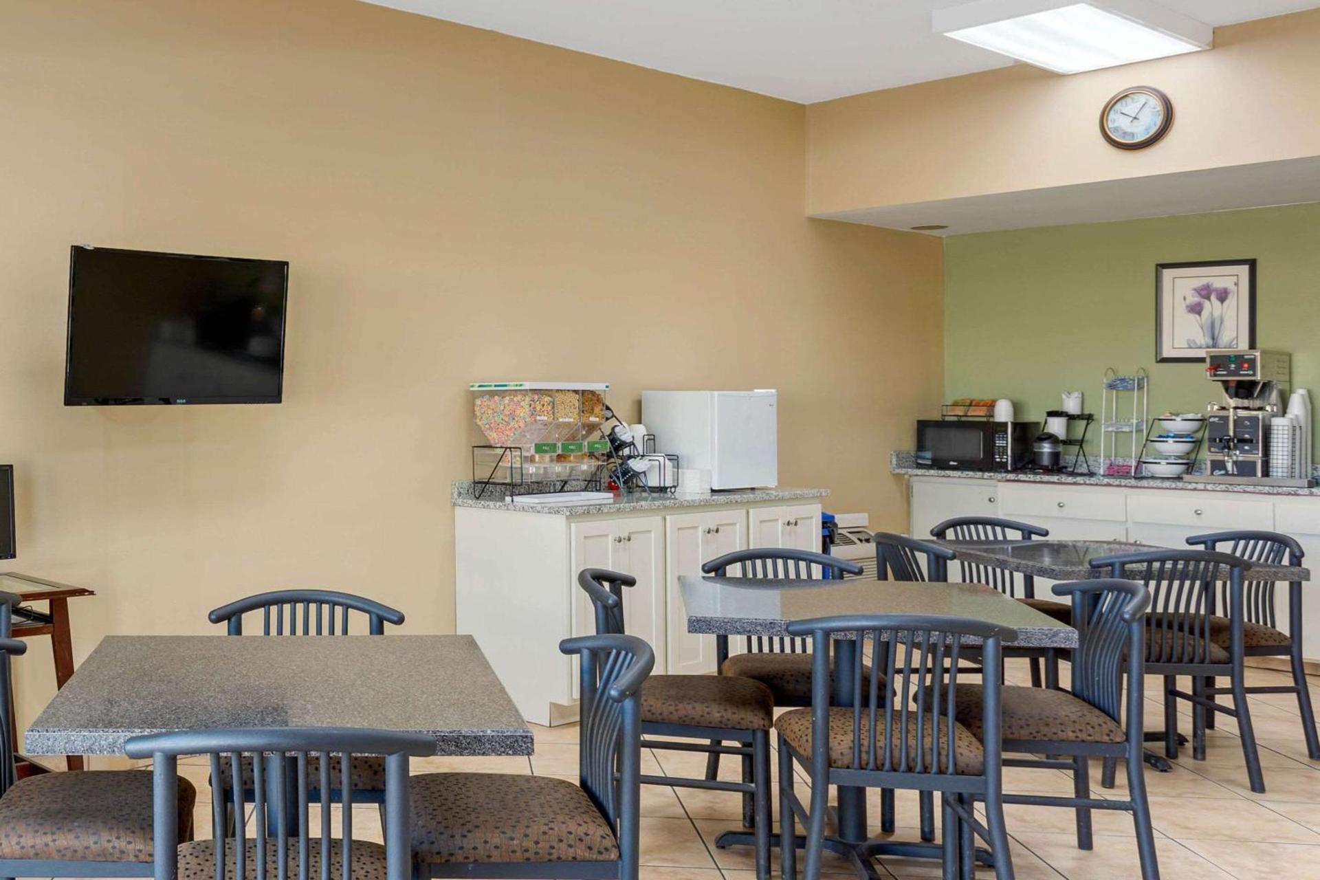 Econo Lodge Belton - Kansas City South photo 20