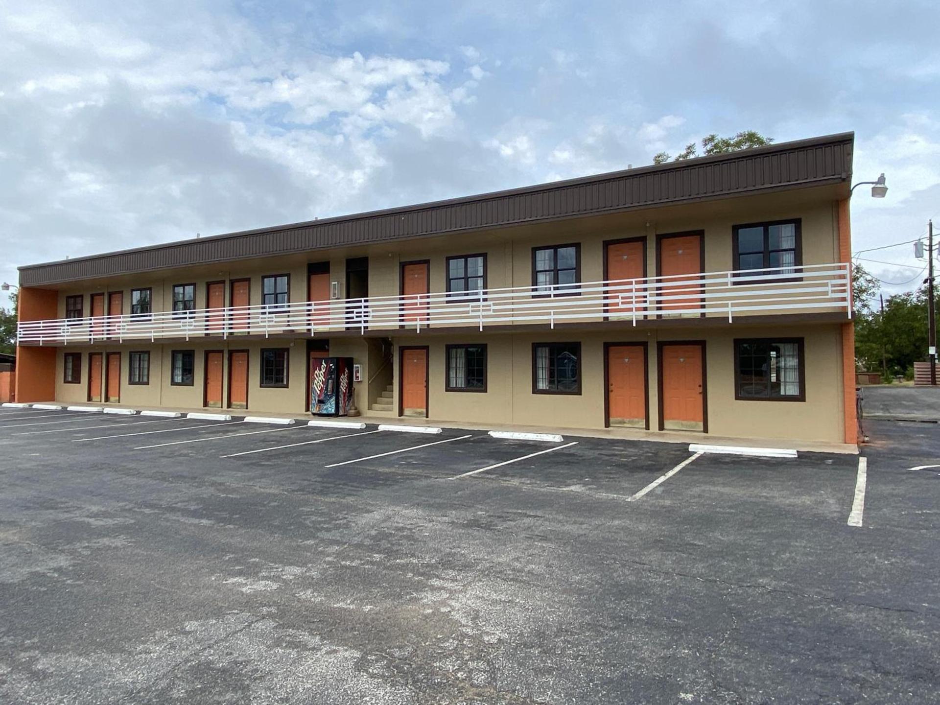 Redbud Inn photo 38
