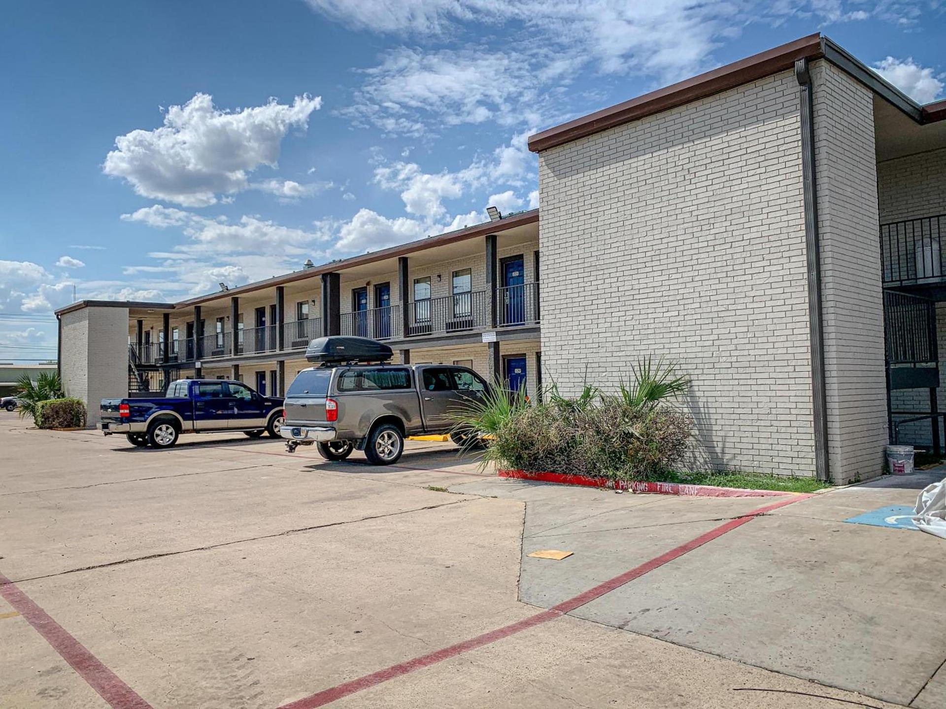 Studio 6 Laredo, Tx - North I-35 photo 27