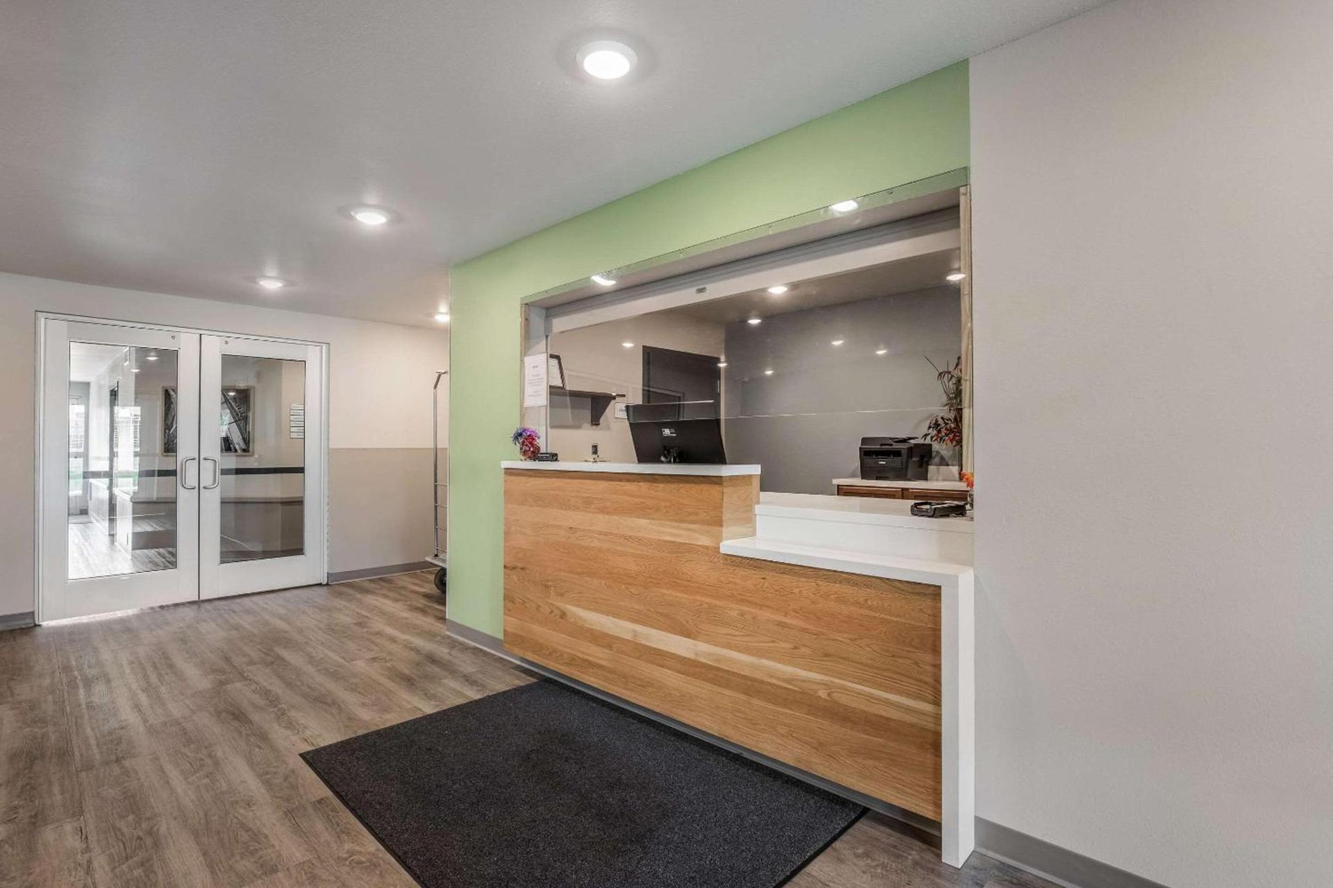 WoodSpring Suites Chicago Midway photo 5