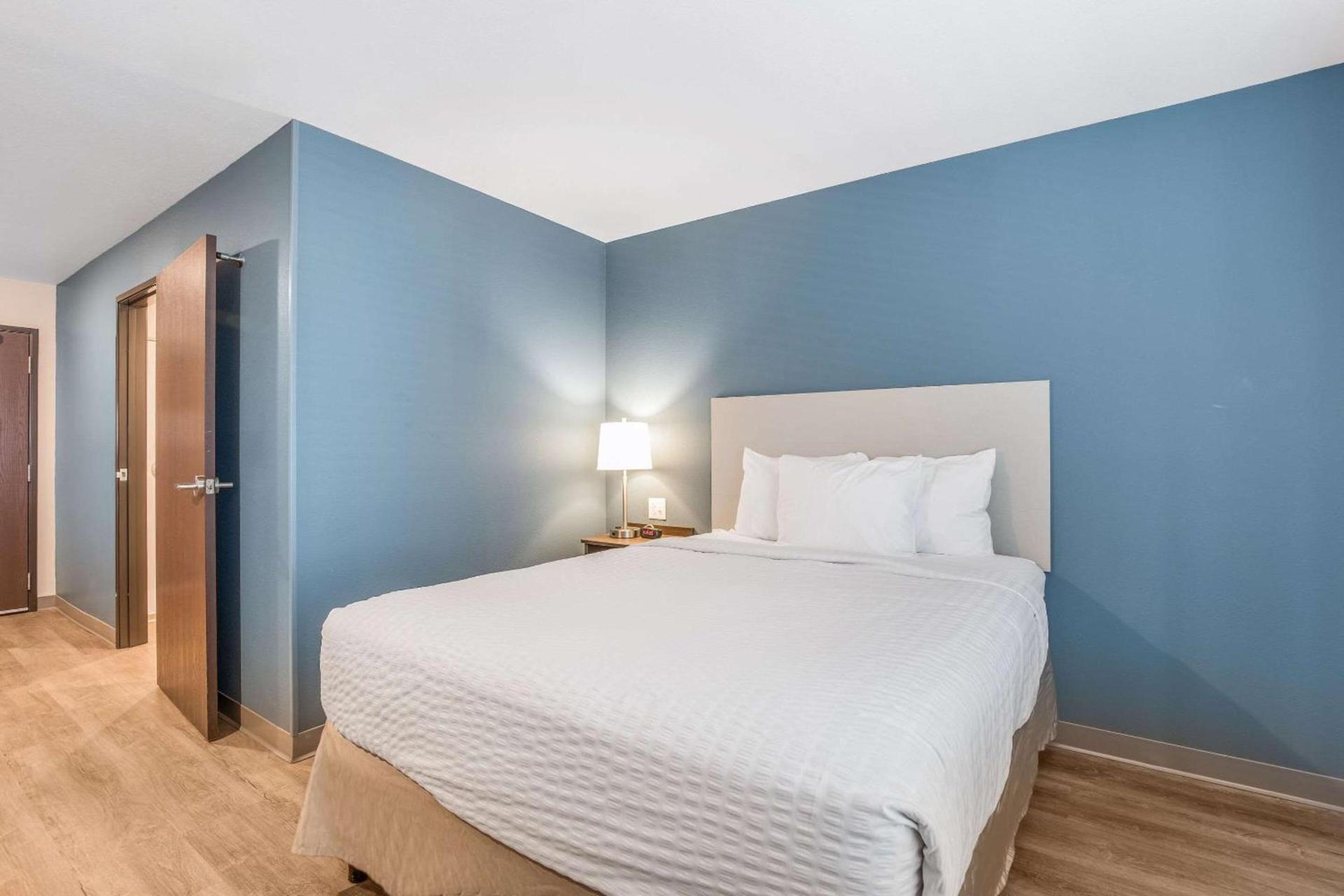 WoodSpring Suites Chicago Midway photo 18