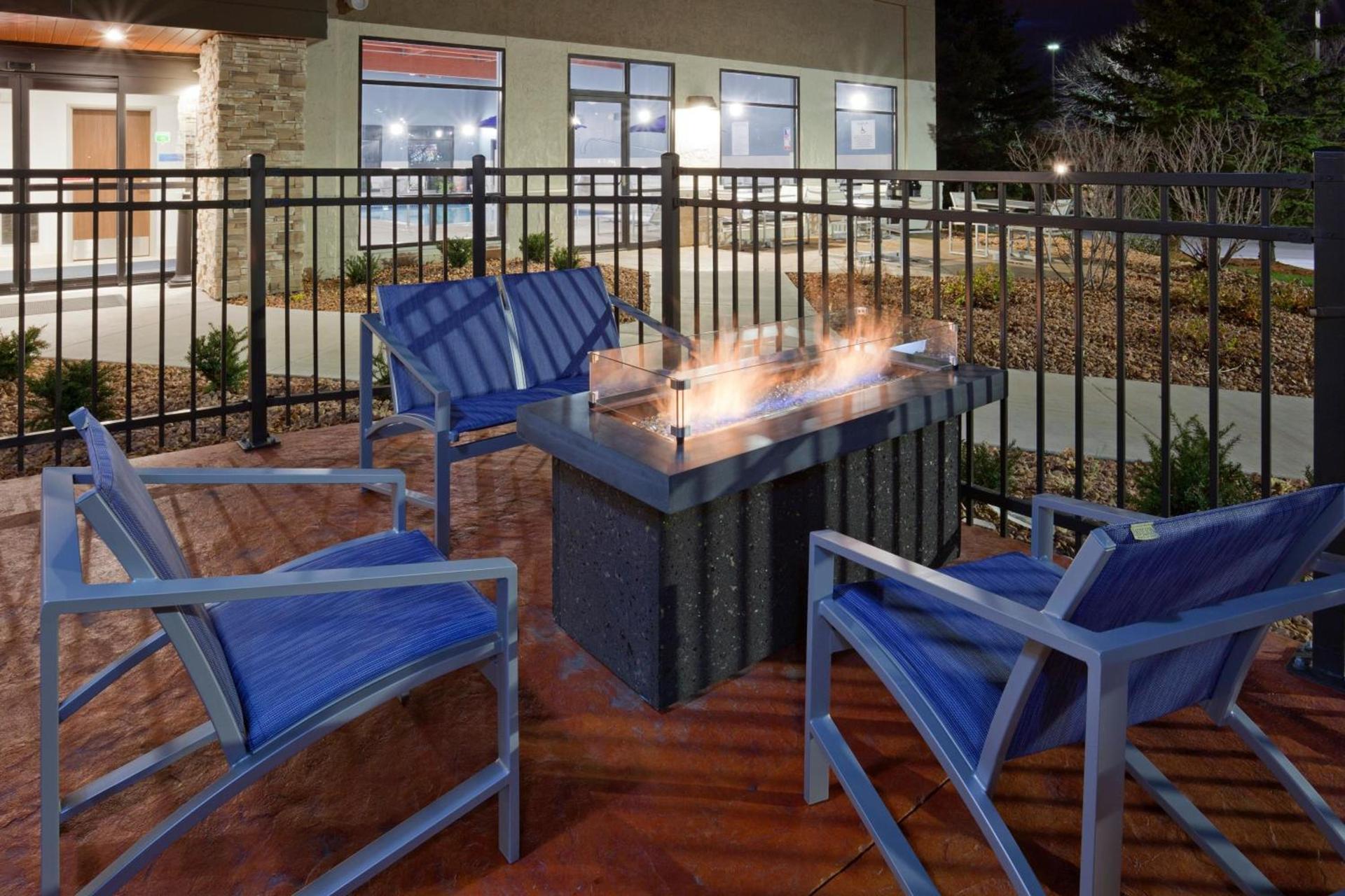 Holiday Inn Express & Suites Minneapolis - West End by IHG photo 3