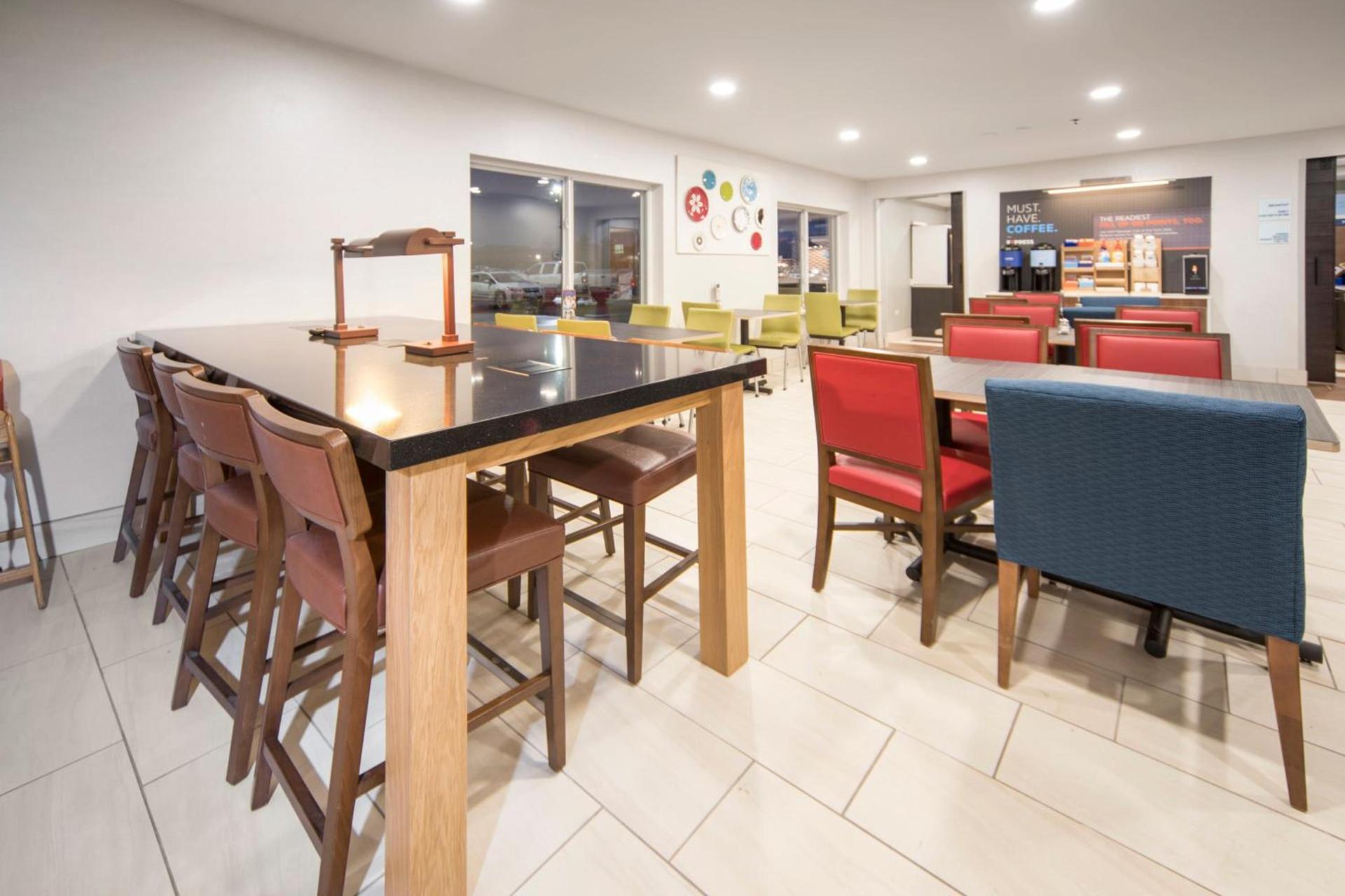 Holiday Inn Express Chicago Northwest-Vernon Hills by IHG photo 10