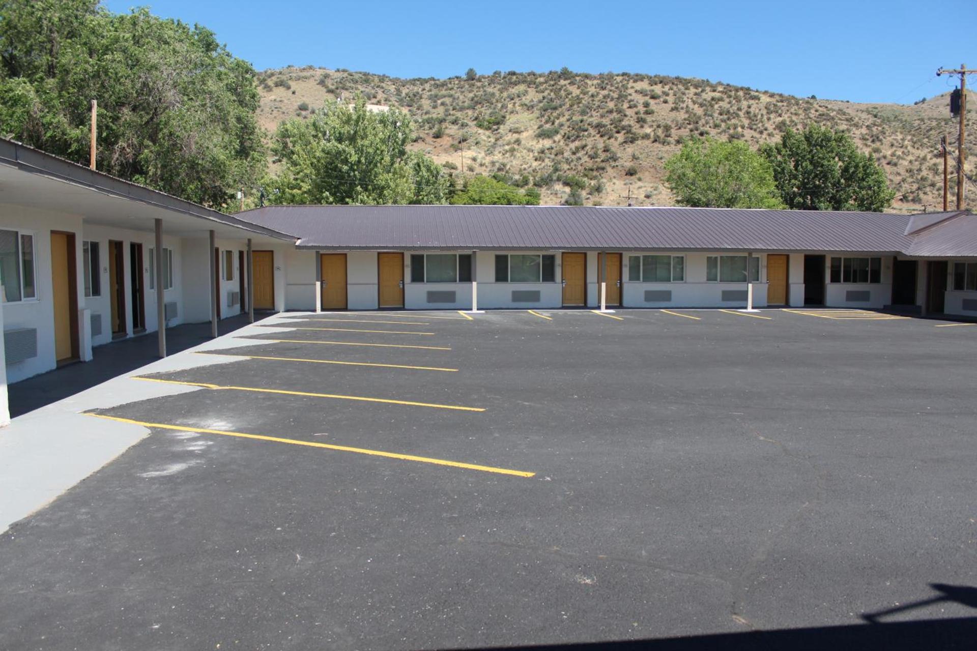 Oregon Trail Inn and Suites photo 2