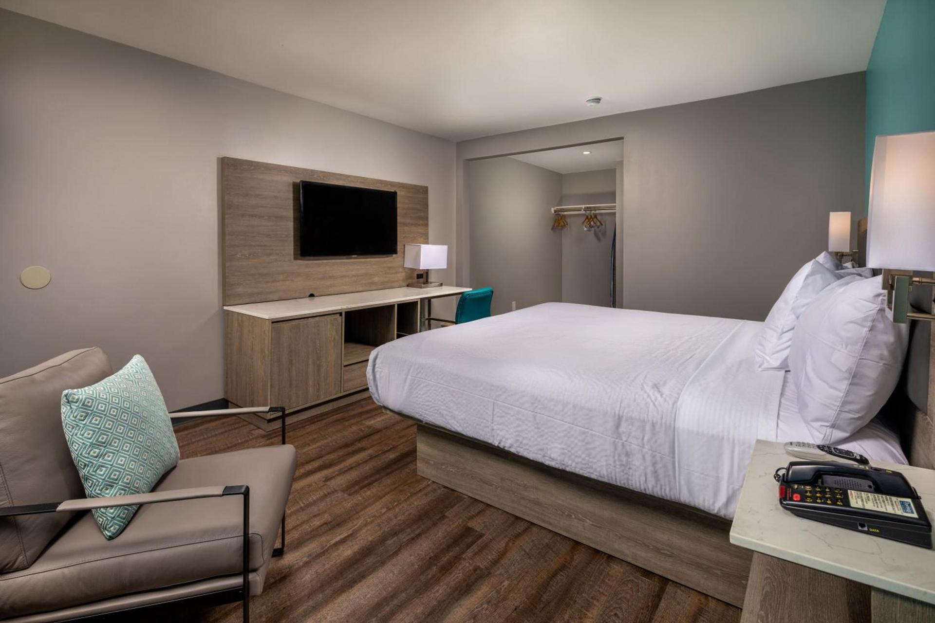 Travelodge by Wyndham LAX photo 14