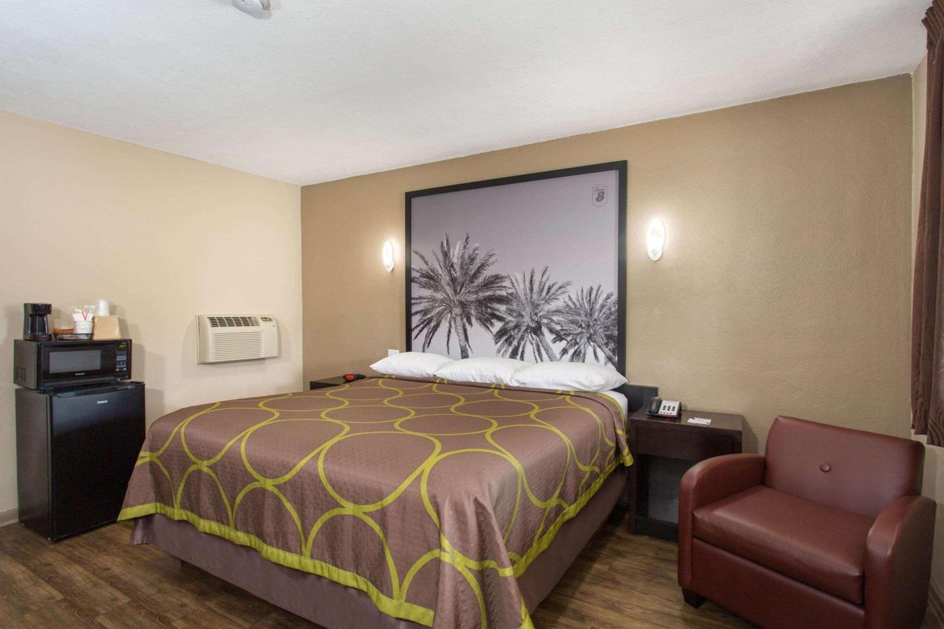 Super 8 by Wyndham Pensacola NAS Area photo 8