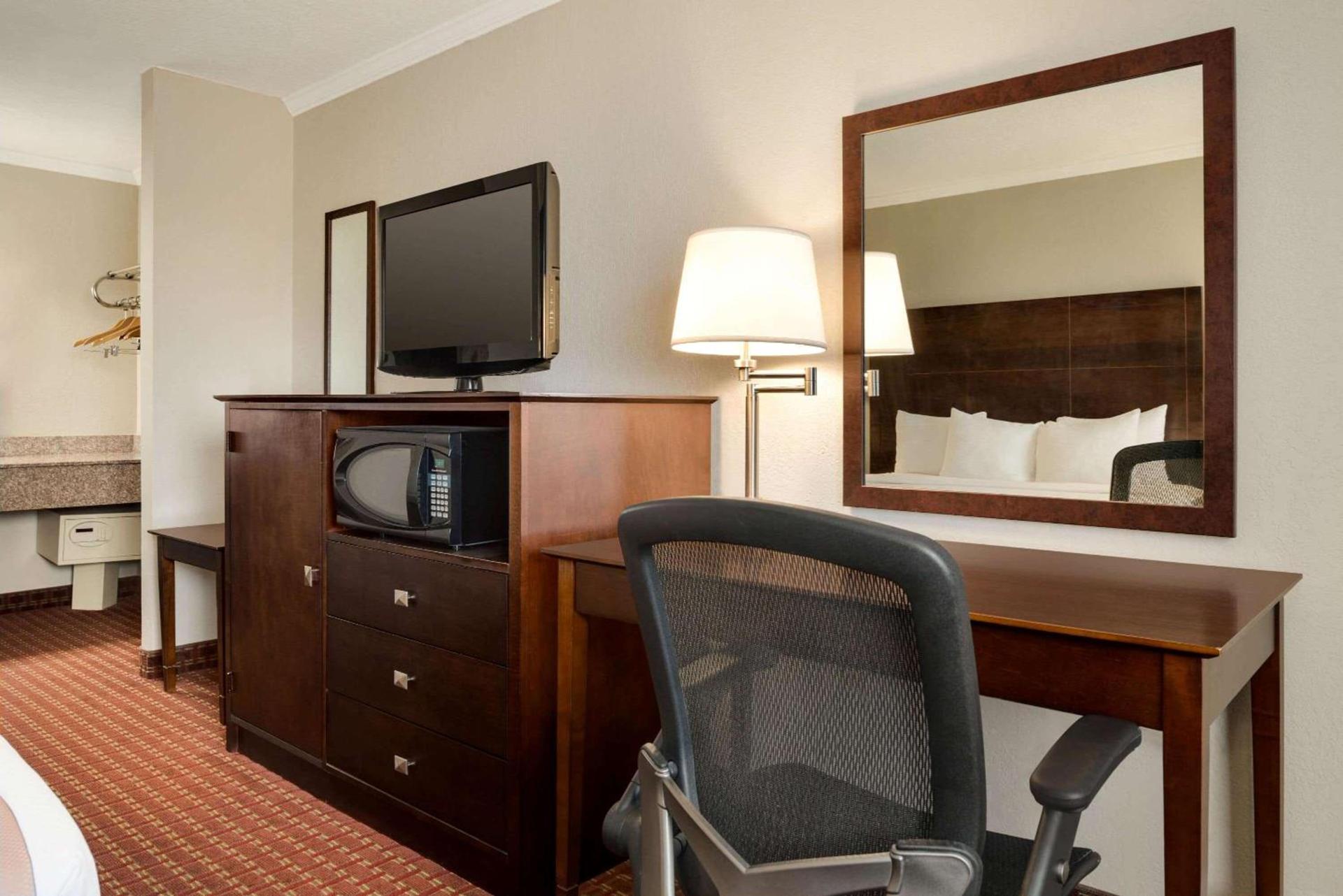 Days Inn by Wyndham Whitmore Lake Near Ann Arbor And Brighton photo 9