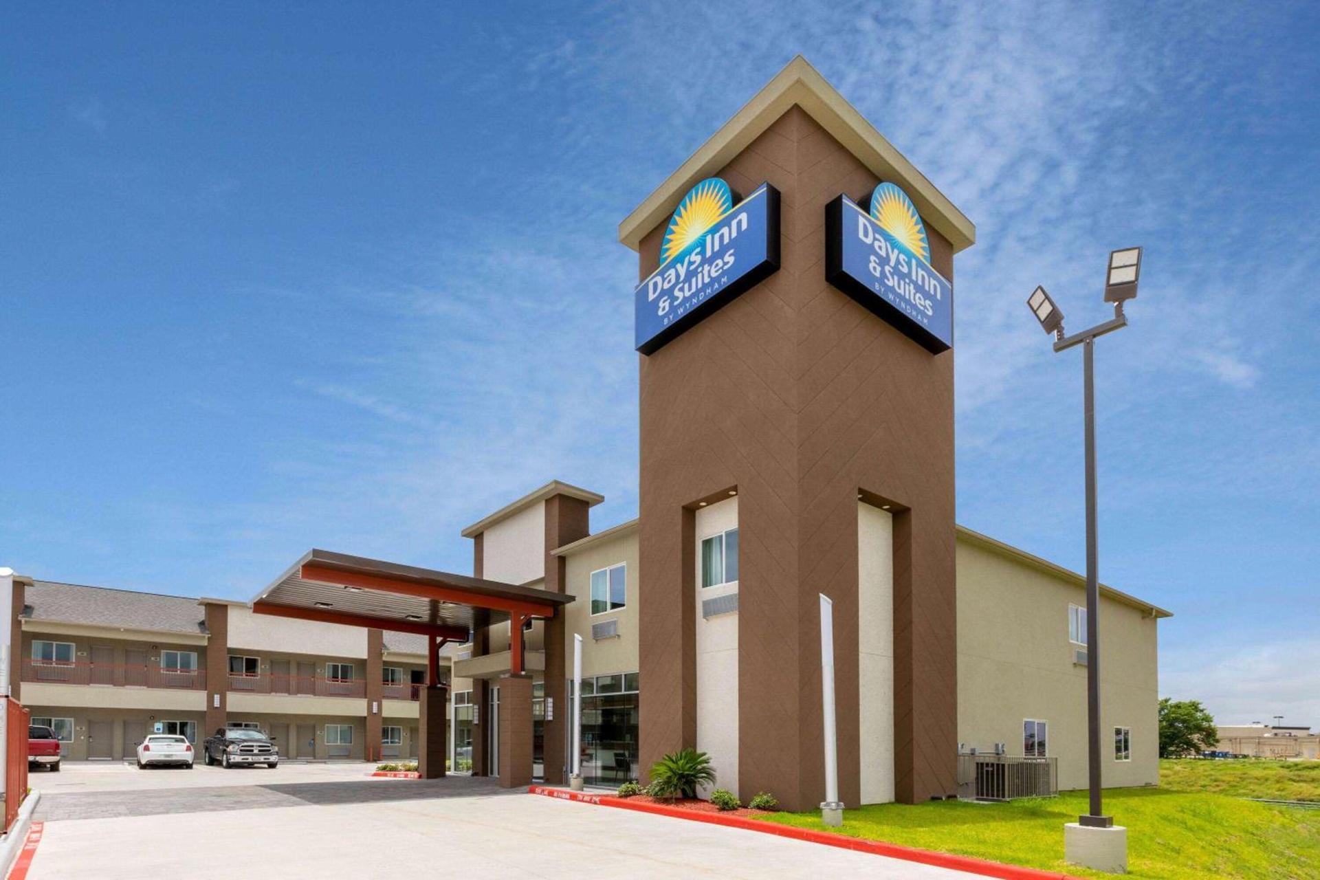 Days Inn & Suites by Wyndham Downtown/University of Houston photo 2