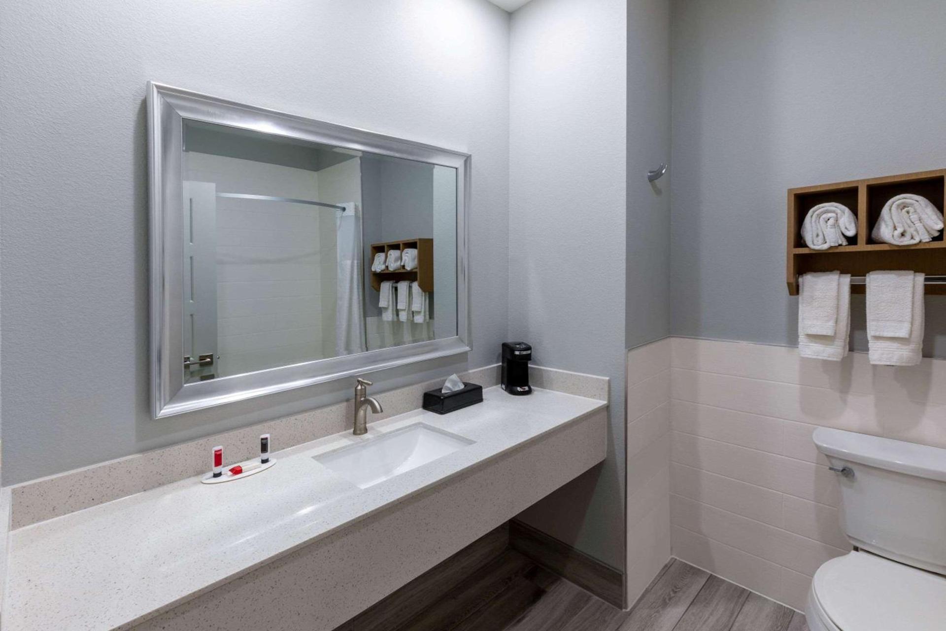 Days Inn & Suites by Wyndham Downtown/University of Houston photo 11