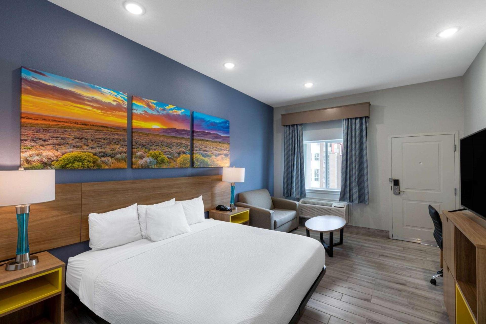 Days Inn & Suites by Wyndham Downtown/University of Houston photo 17