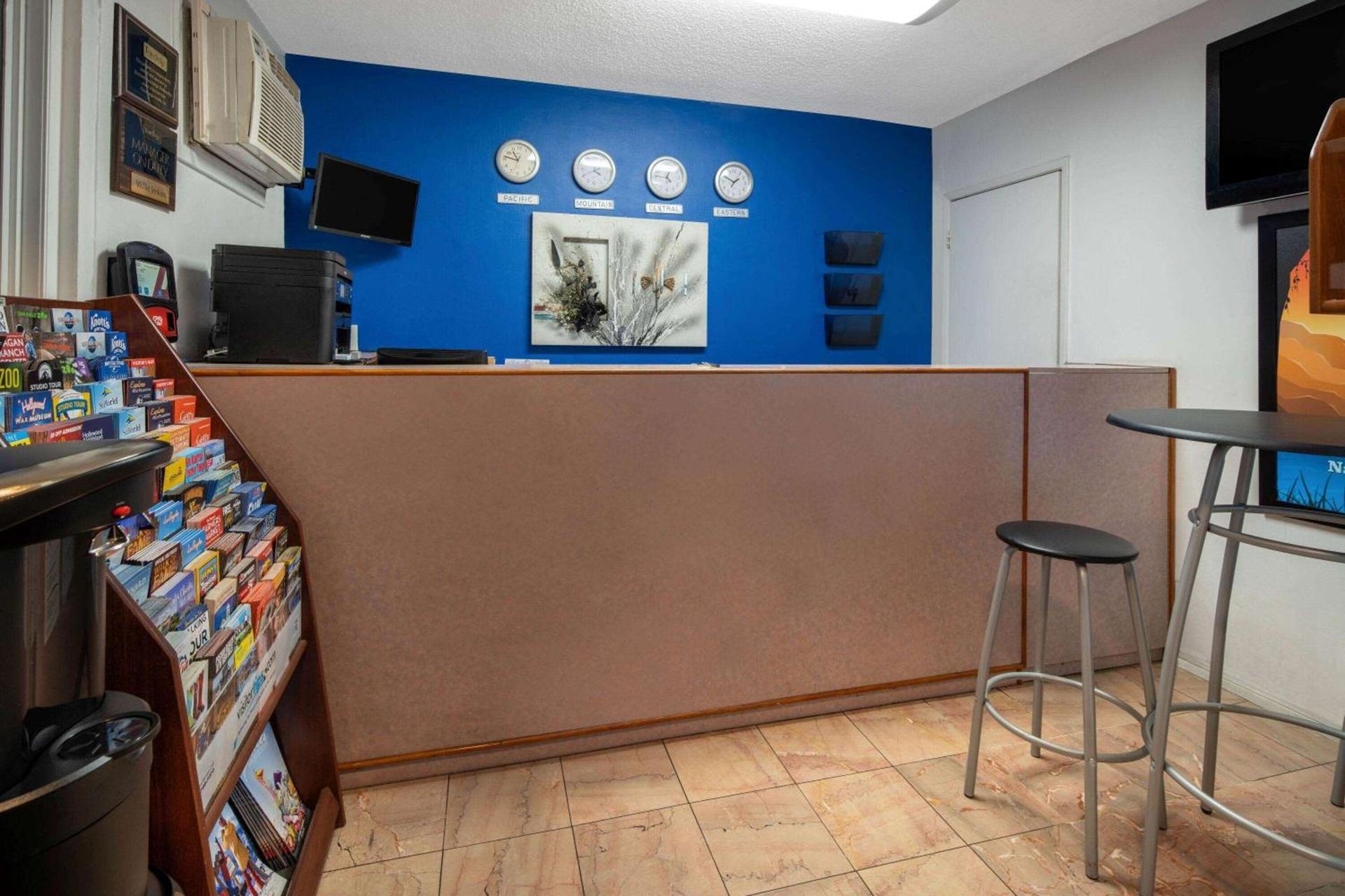 Travelodge by Wyndham Burbank-Glendale photo 3