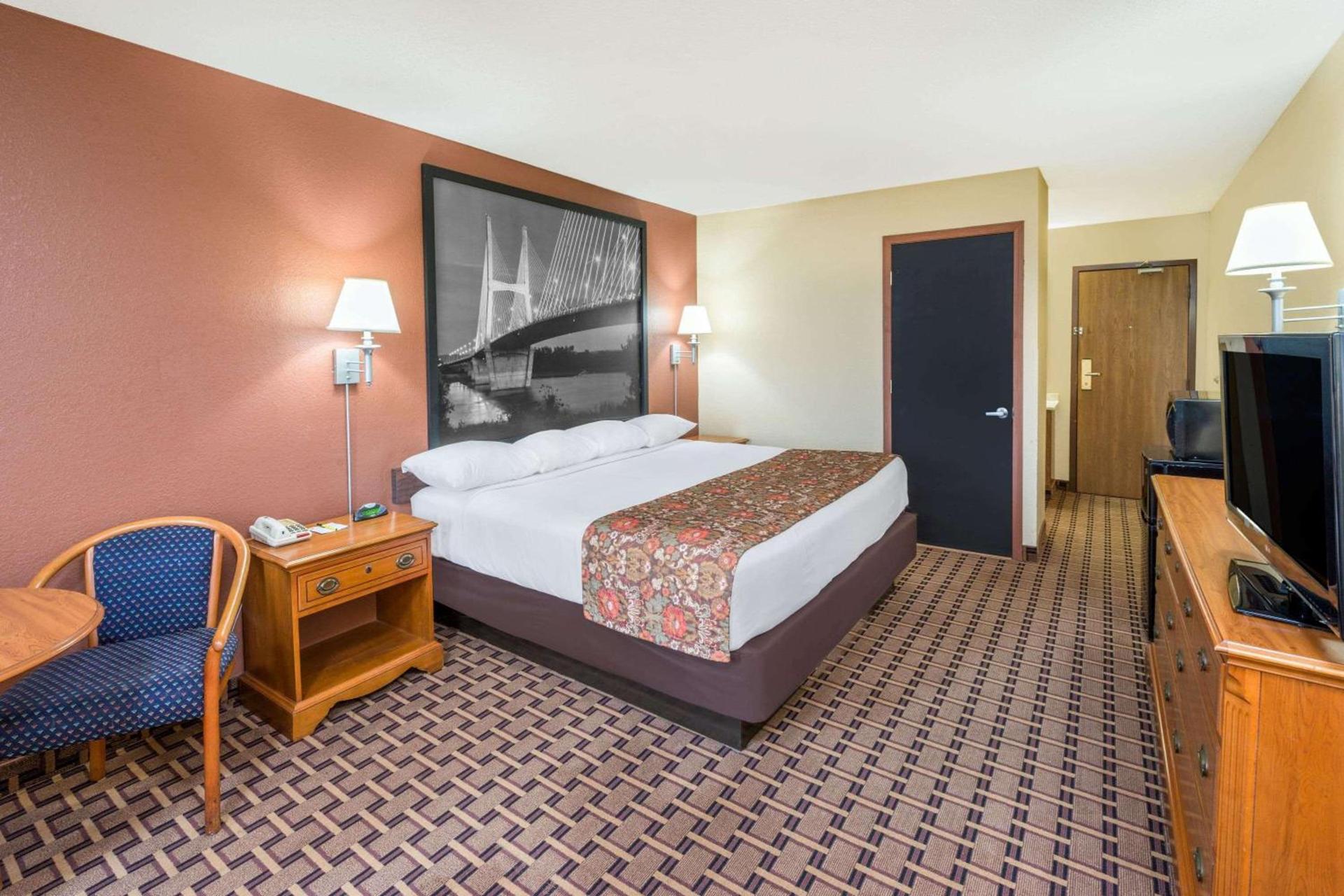 Super 8 by Wyndham Charleston Sikeston East MO photo 8