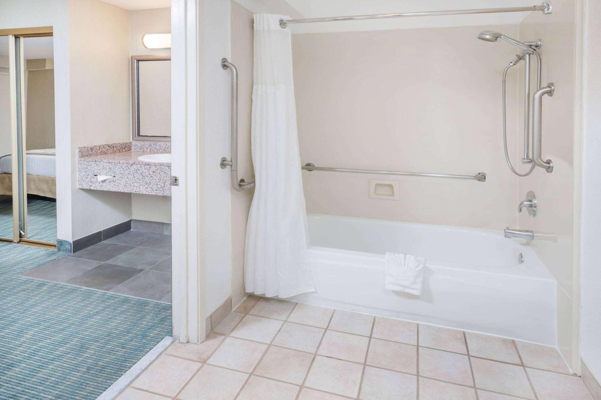 Wyndham Garden San Diego near SeaWorld photo 25