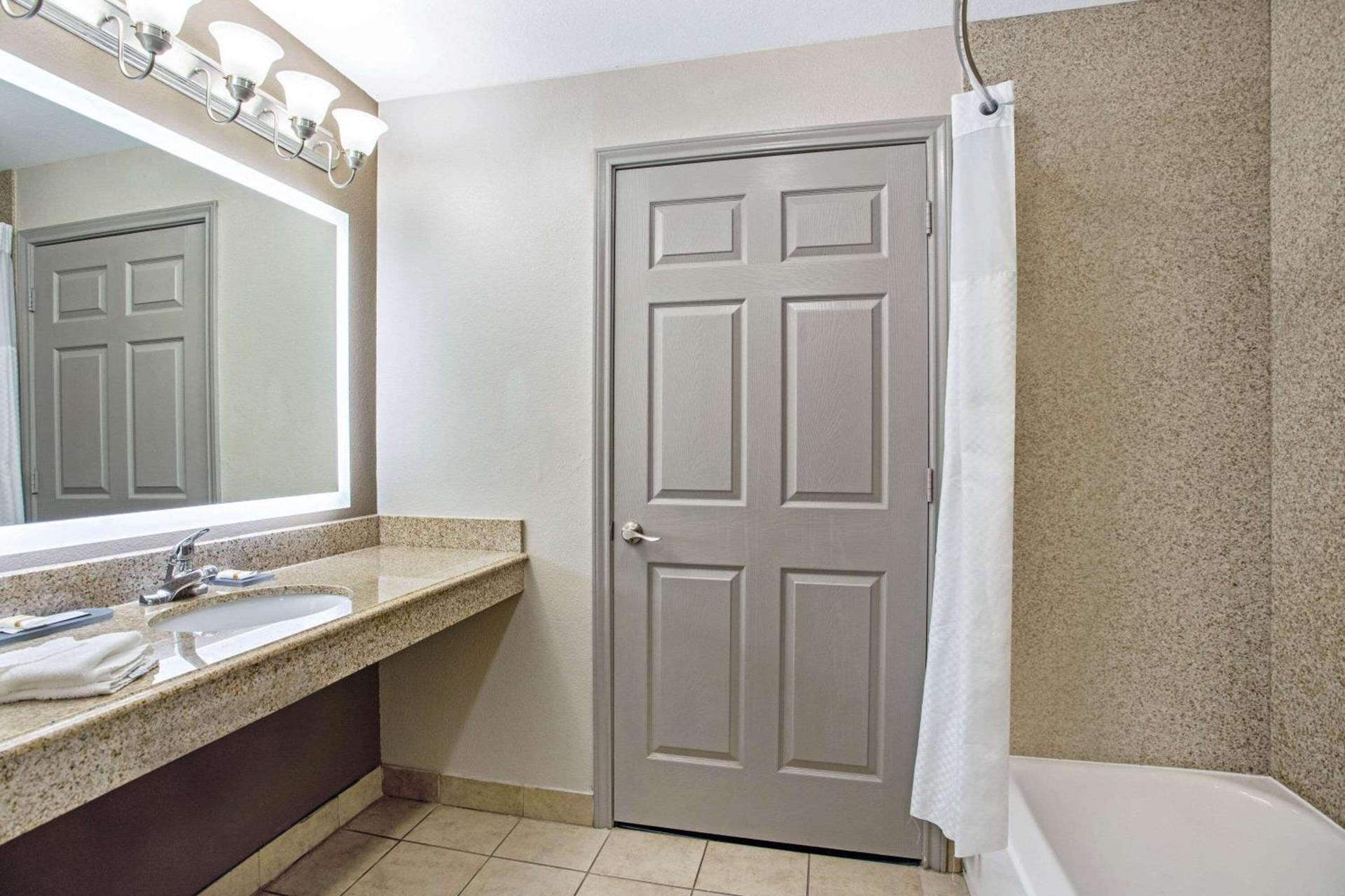 La Quinta by Wyndham Fairfield TX photo 32
