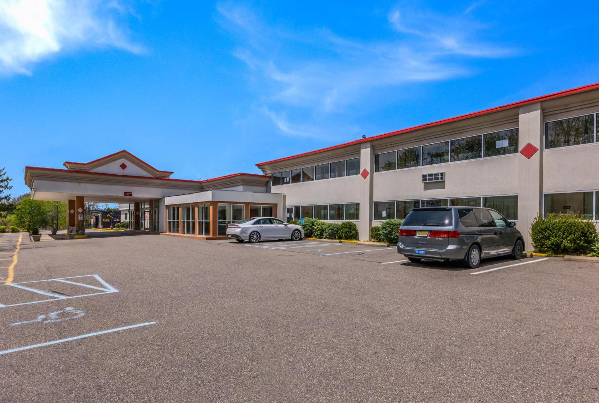 Red Carpet Inn & Suites photo 3