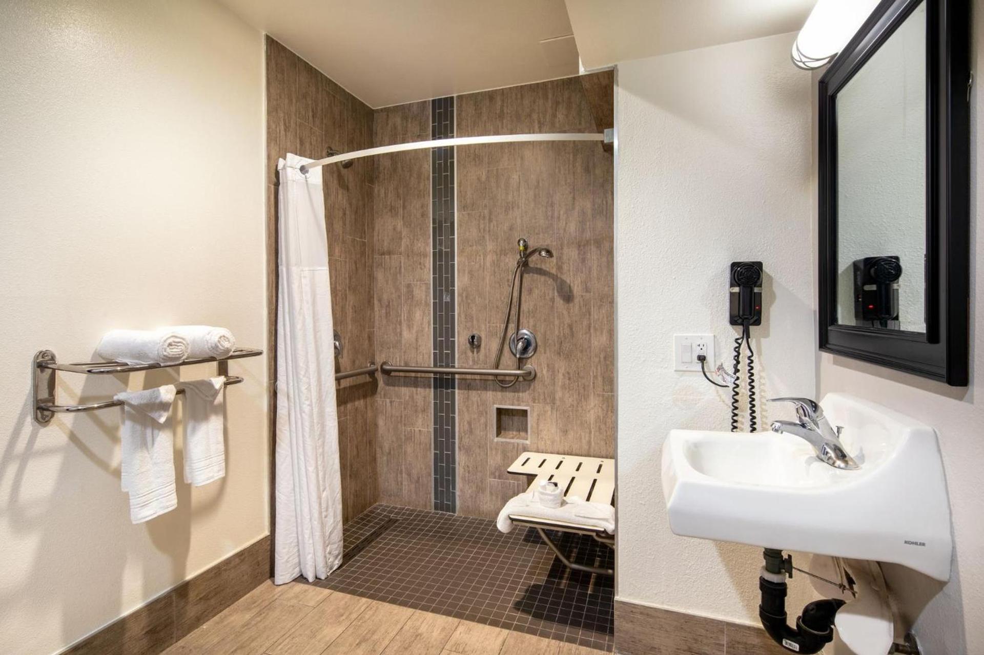 Travelodge by Wyndham LAX photo 2