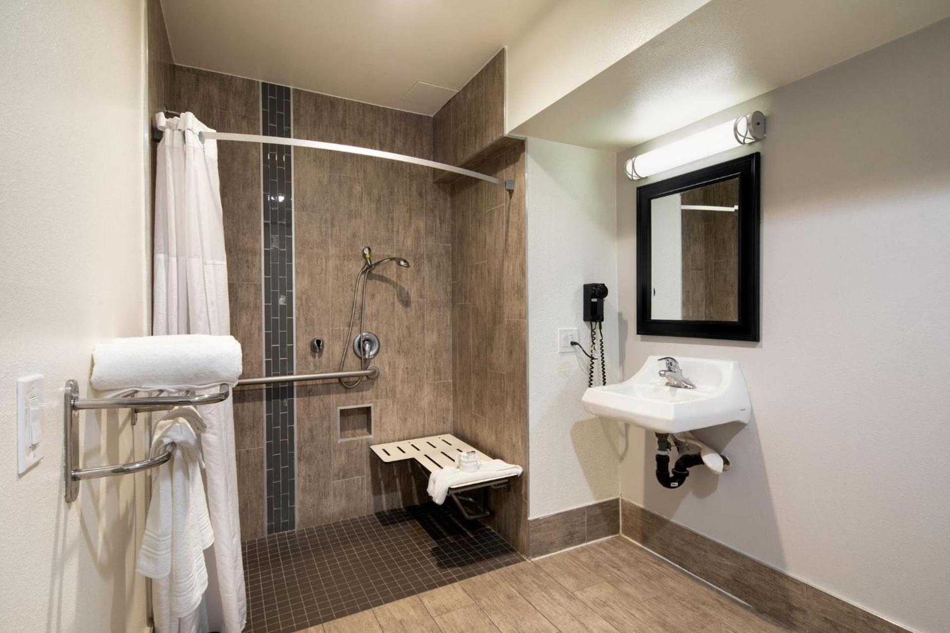 Travelodge by Wyndham LAX photo 9