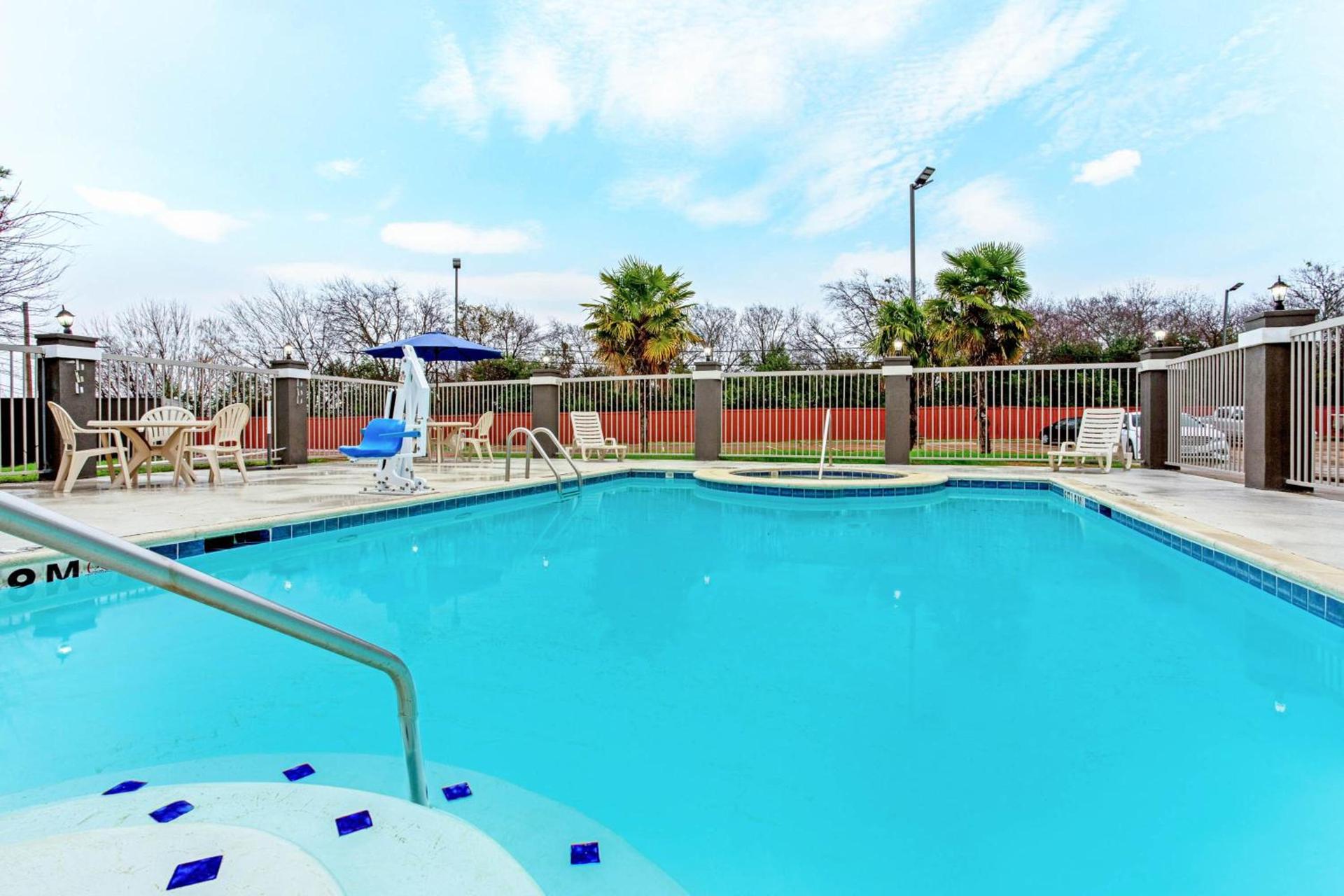 La Quinta by Wyndham Cleburne photo 37
