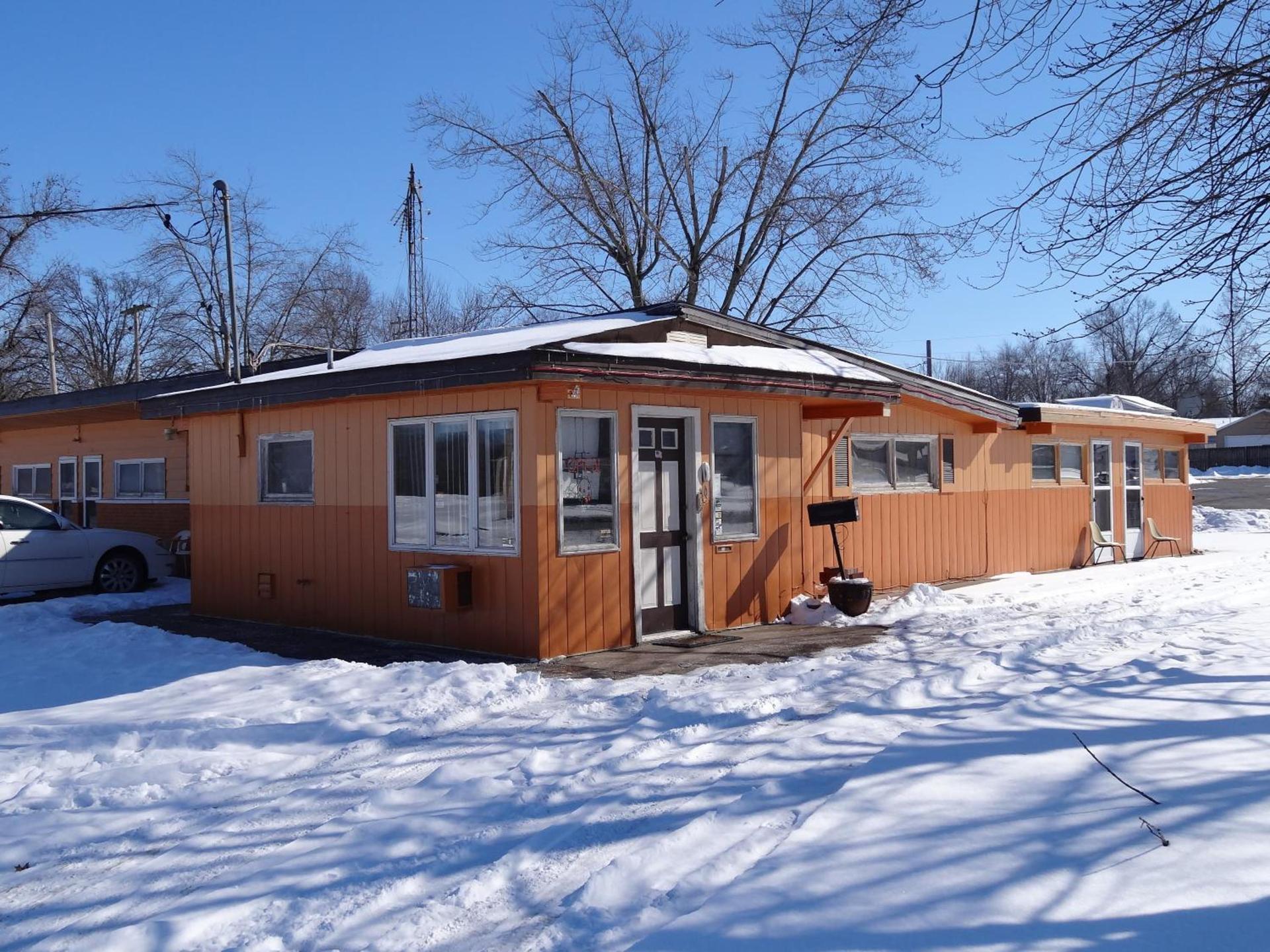 Sparta Motel Near St Louis- Mississippi River IL photo 1