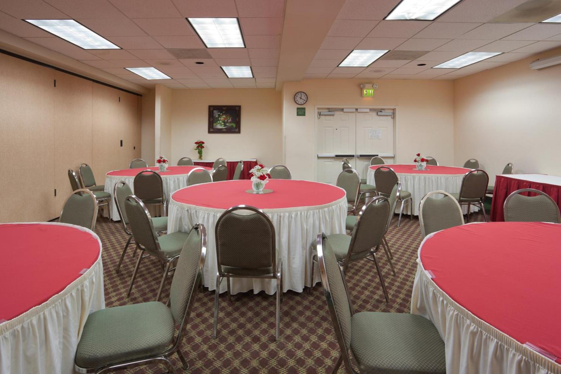 Holiday Inn Express & Suites Tracy by IHG photo 11
