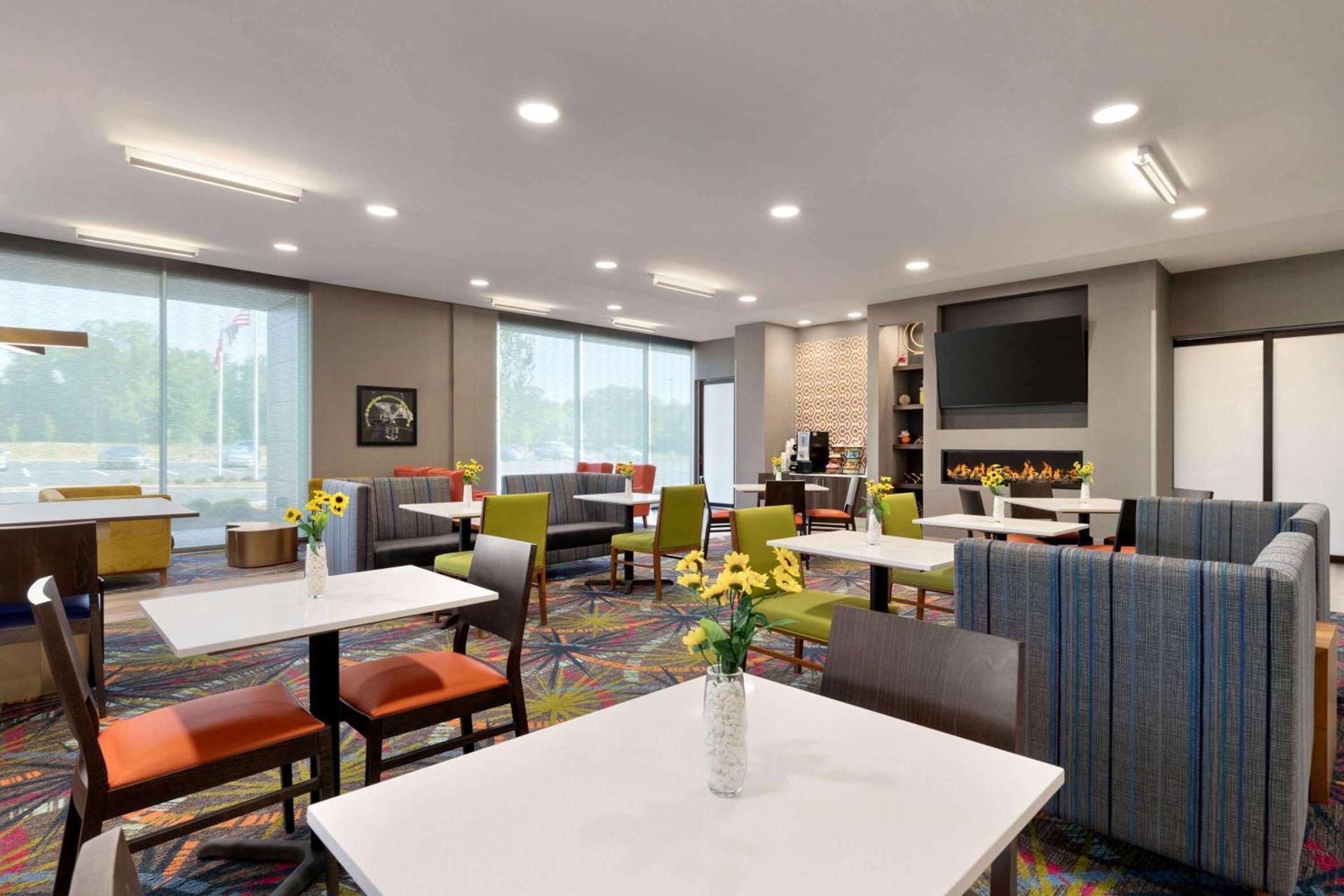 La Quinta Inn & Suites by Wyndham Braselton photo 96