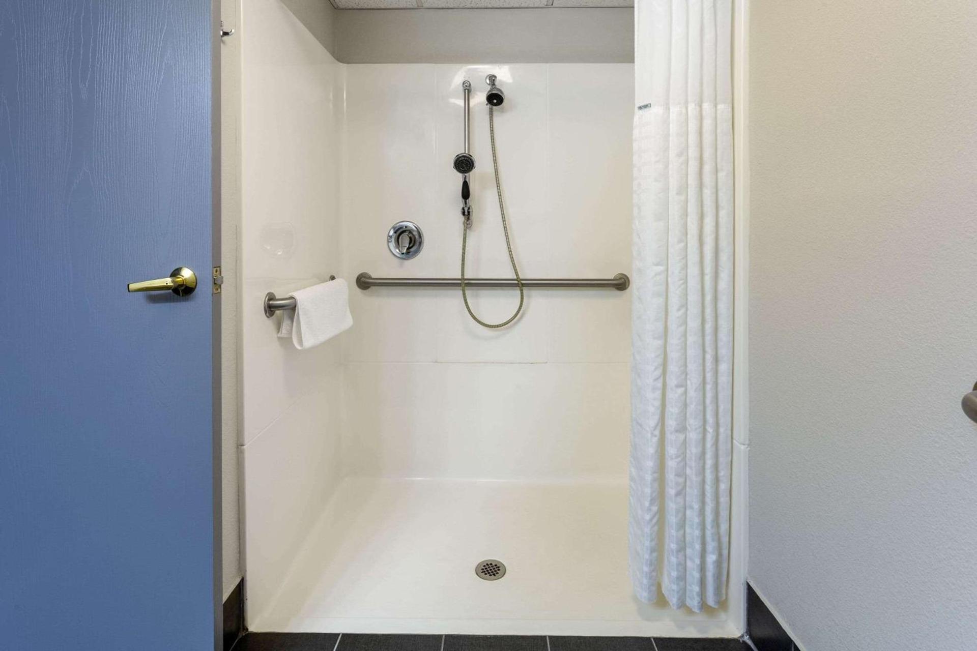 Baymont by Wyndham Marinette photo 7