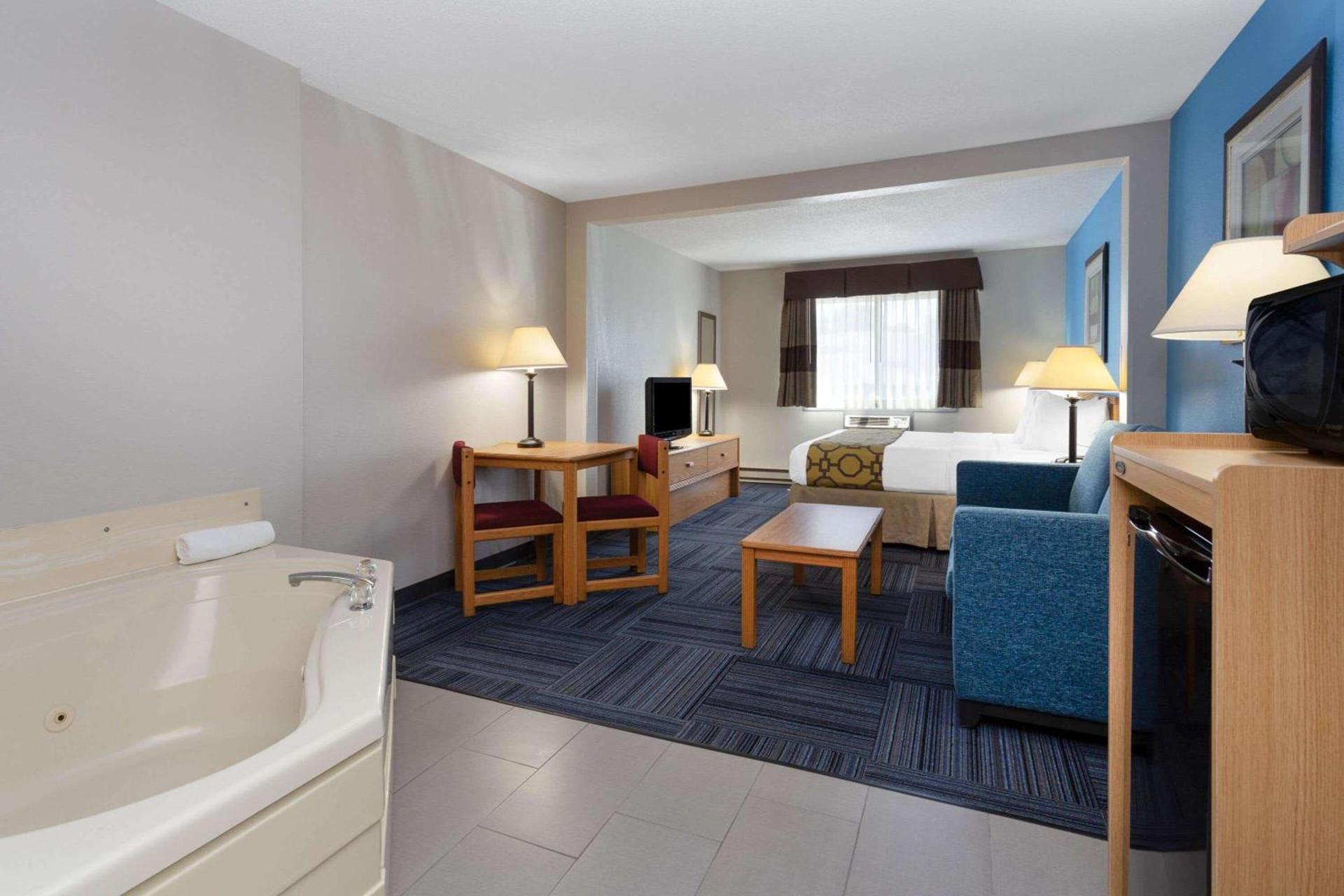 Baymont by Wyndham Marinette photo 8