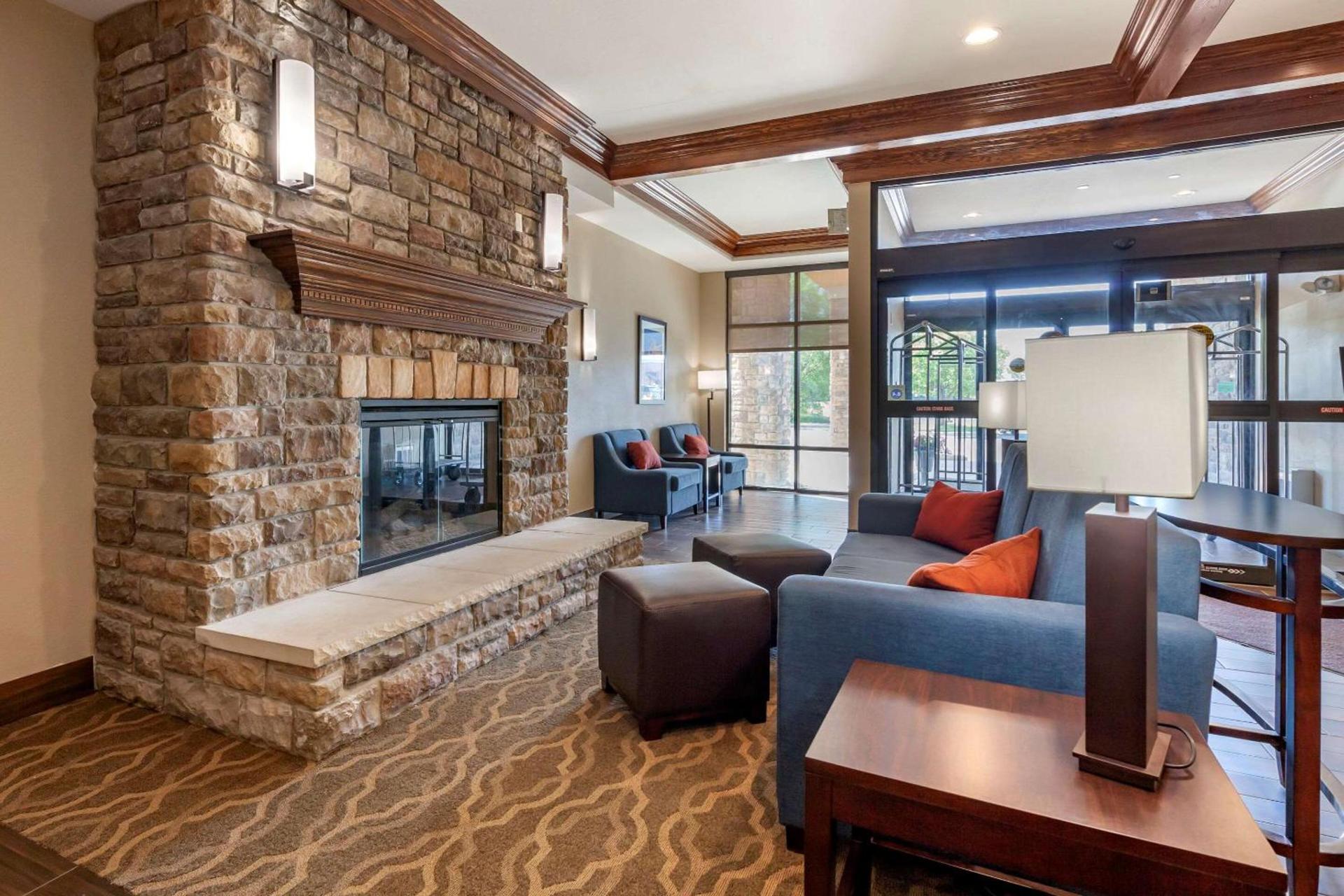 Comfort Suites Oshkosh West photo 3