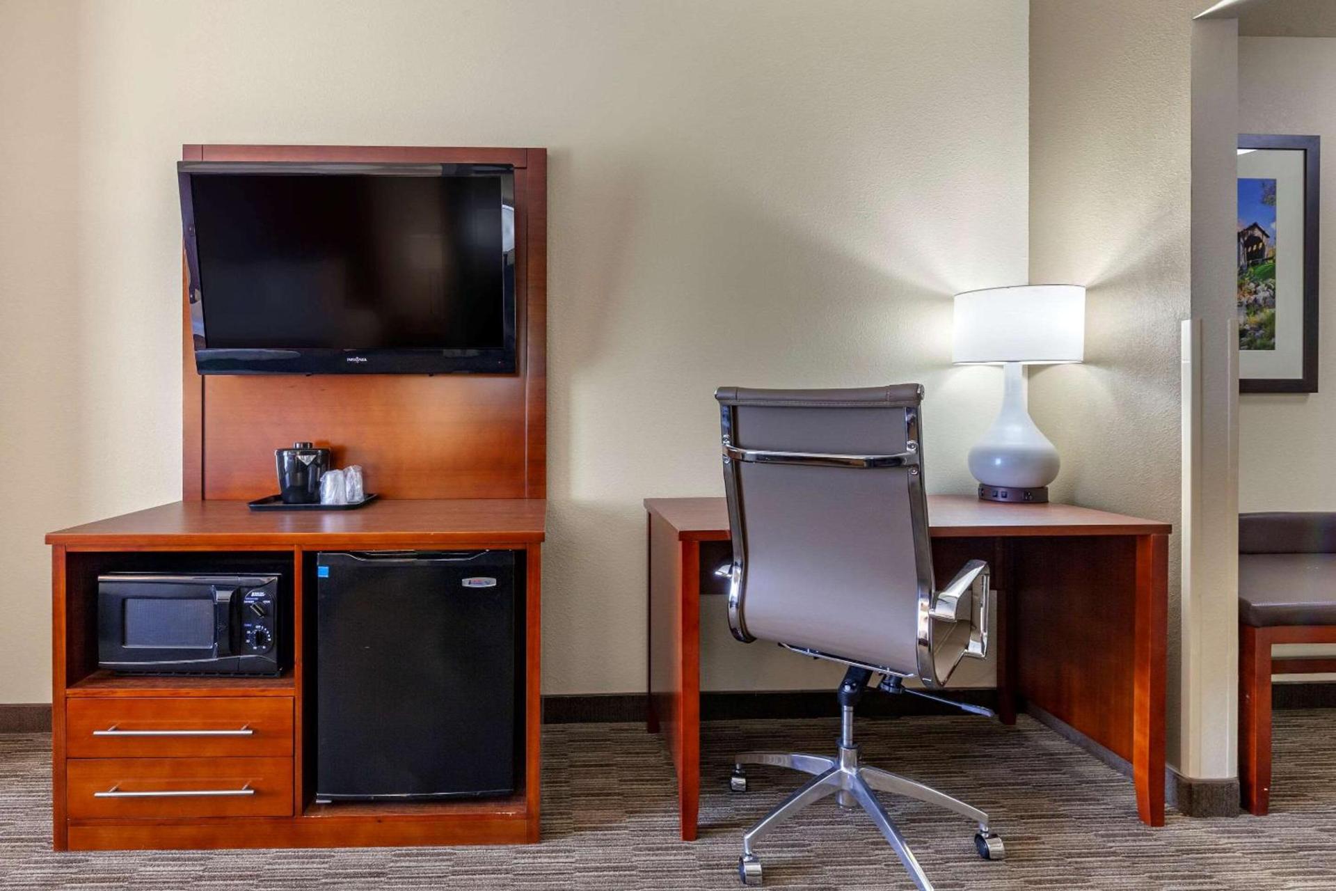 Comfort Suites Oshkosh West photo 7