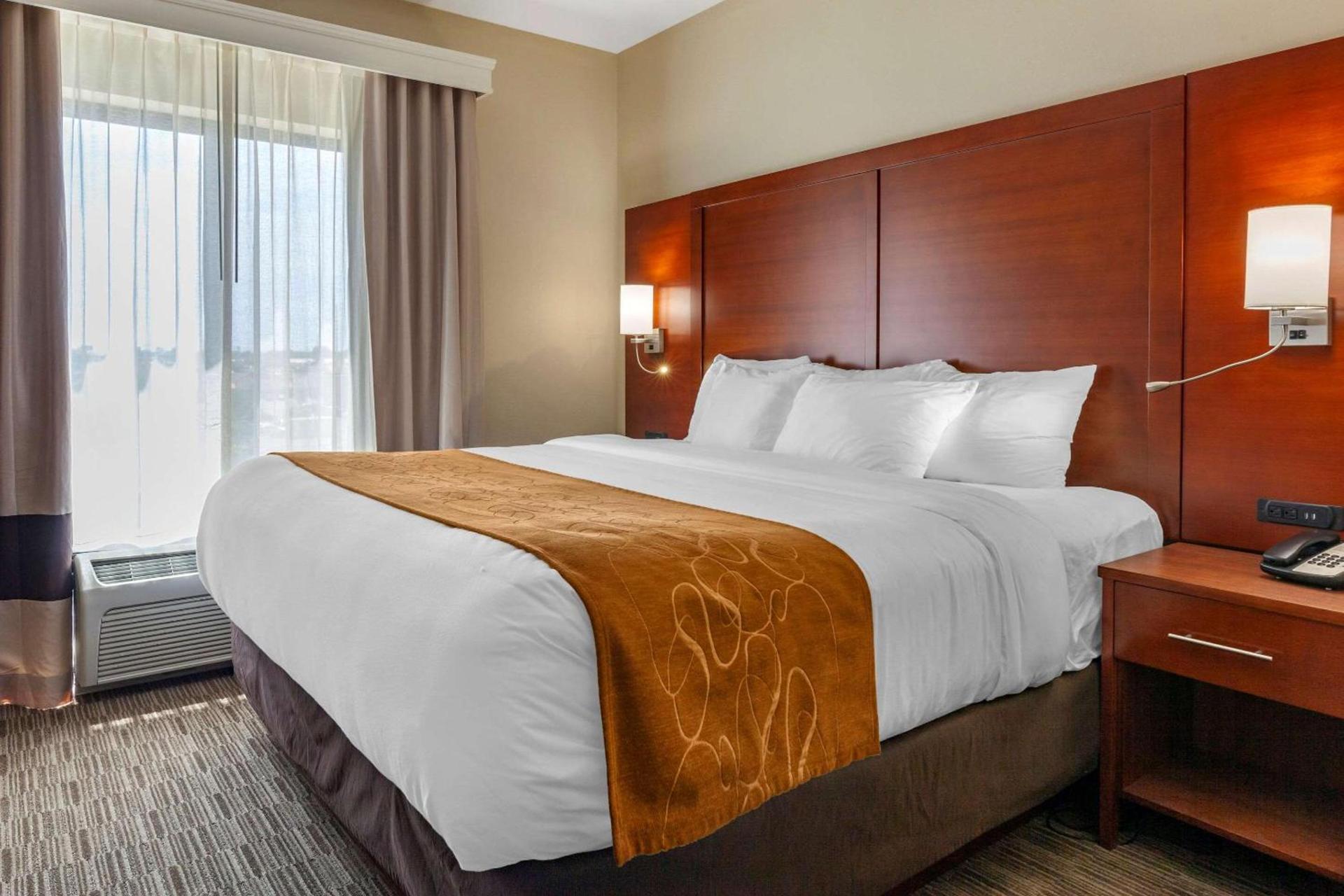 Comfort Suites Oshkosh West photo 10