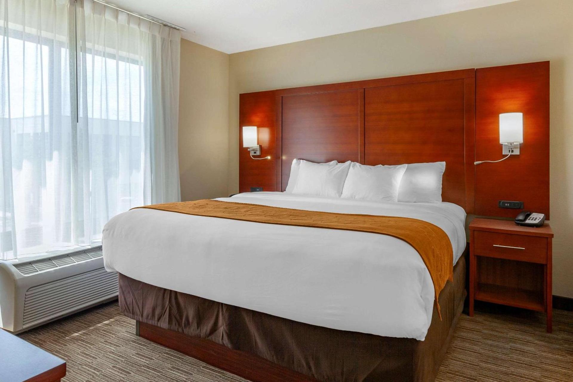 Comfort Suites Oshkosh West photo 11