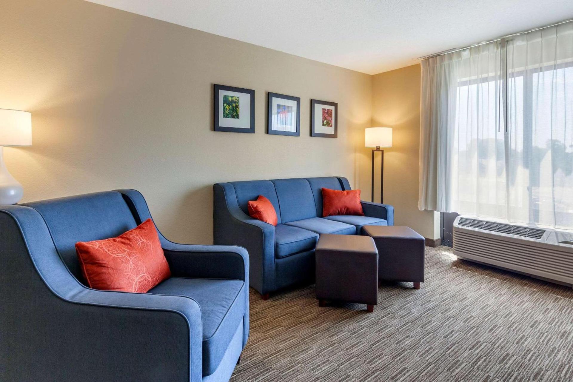 Comfort Suites Oshkosh West photo 13