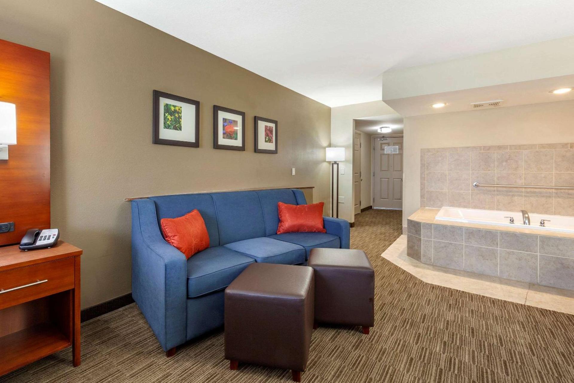 Comfort Suites Oshkosh West photo 16