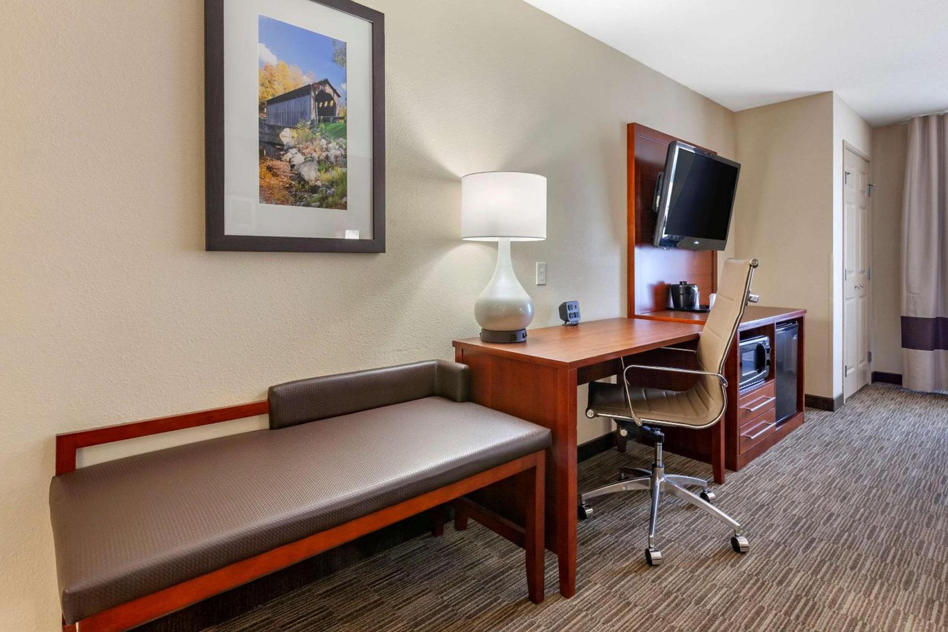 Comfort Suites Oshkosh West photo 17