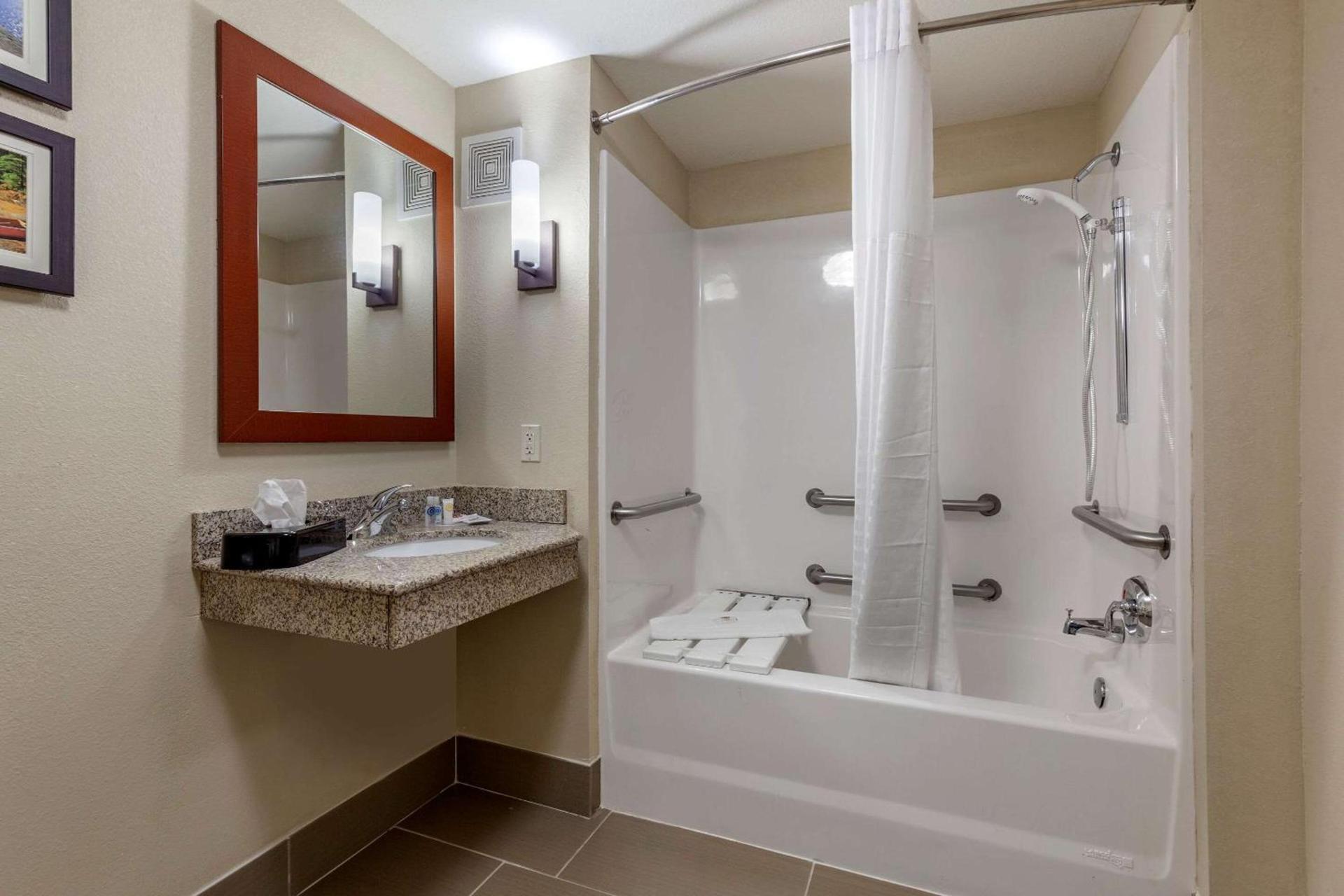 Comfort Suites Oshkosh West photo 18