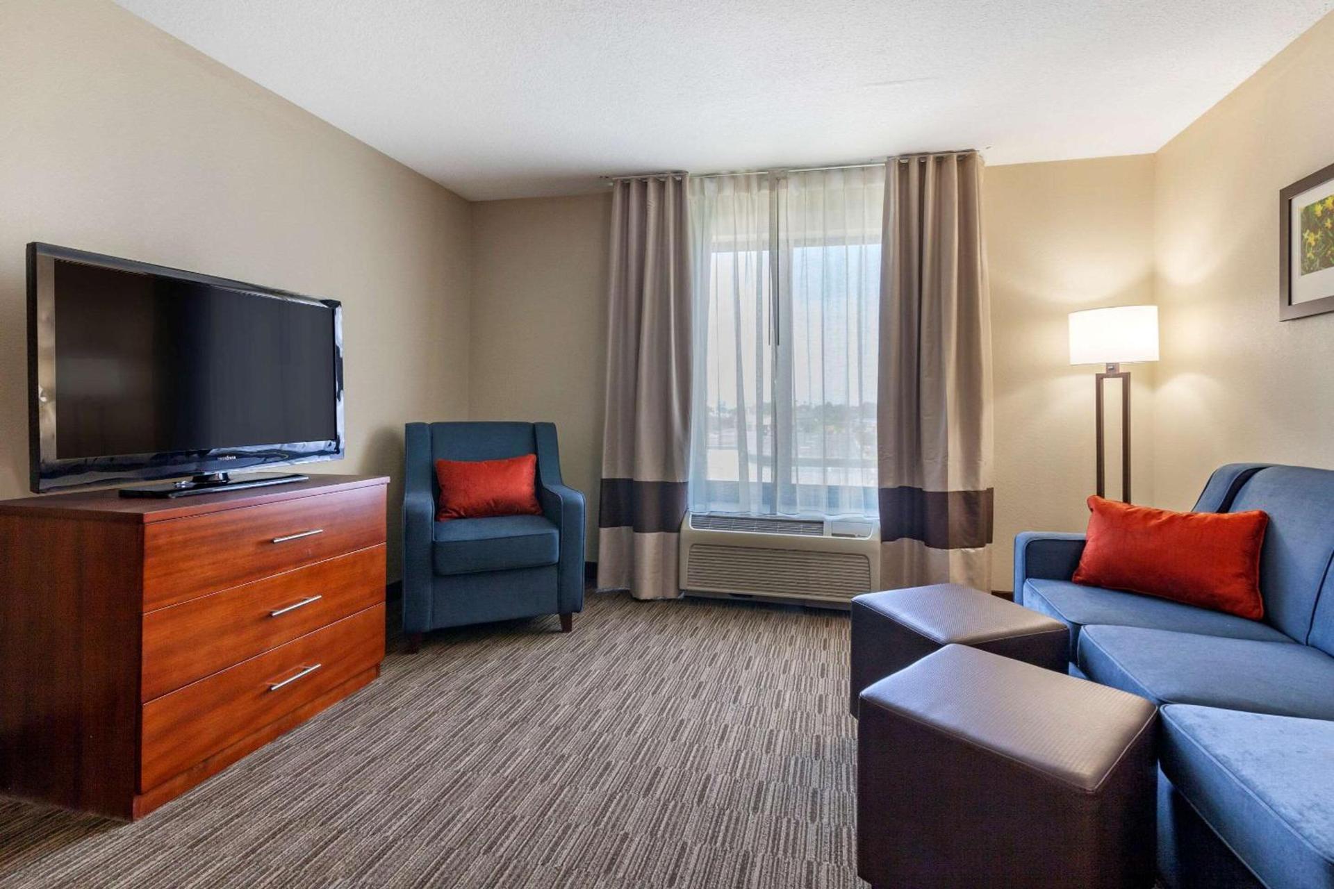 Comfort Suites Oshkosh West photo 21