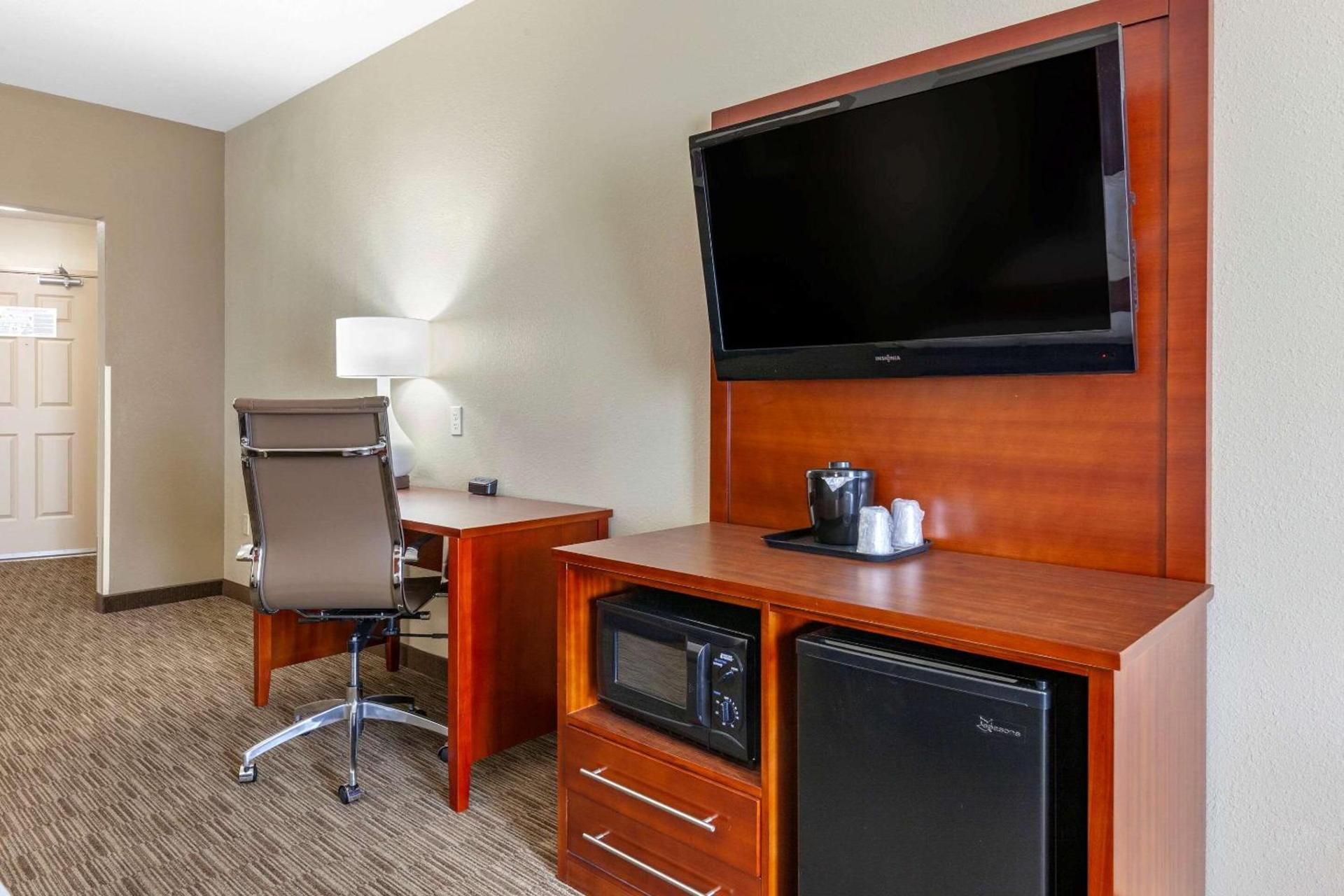 Comfort Suites Oshkosh West photo 23
