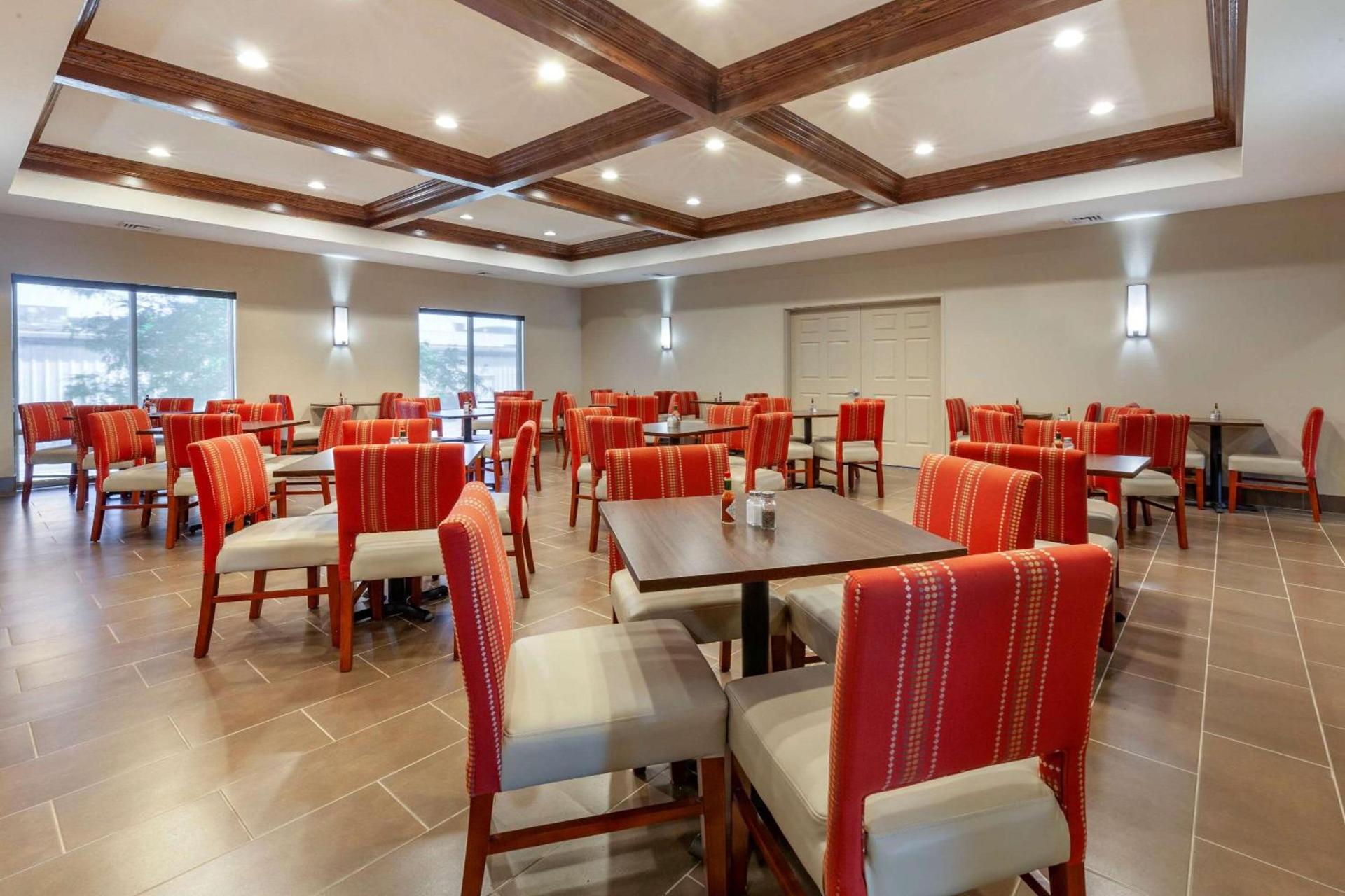 Comfort Suites Oshkosh West photo 31