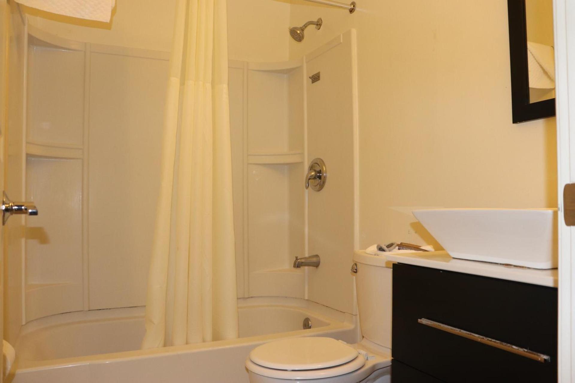 Curtis Inn & Suites photo 17