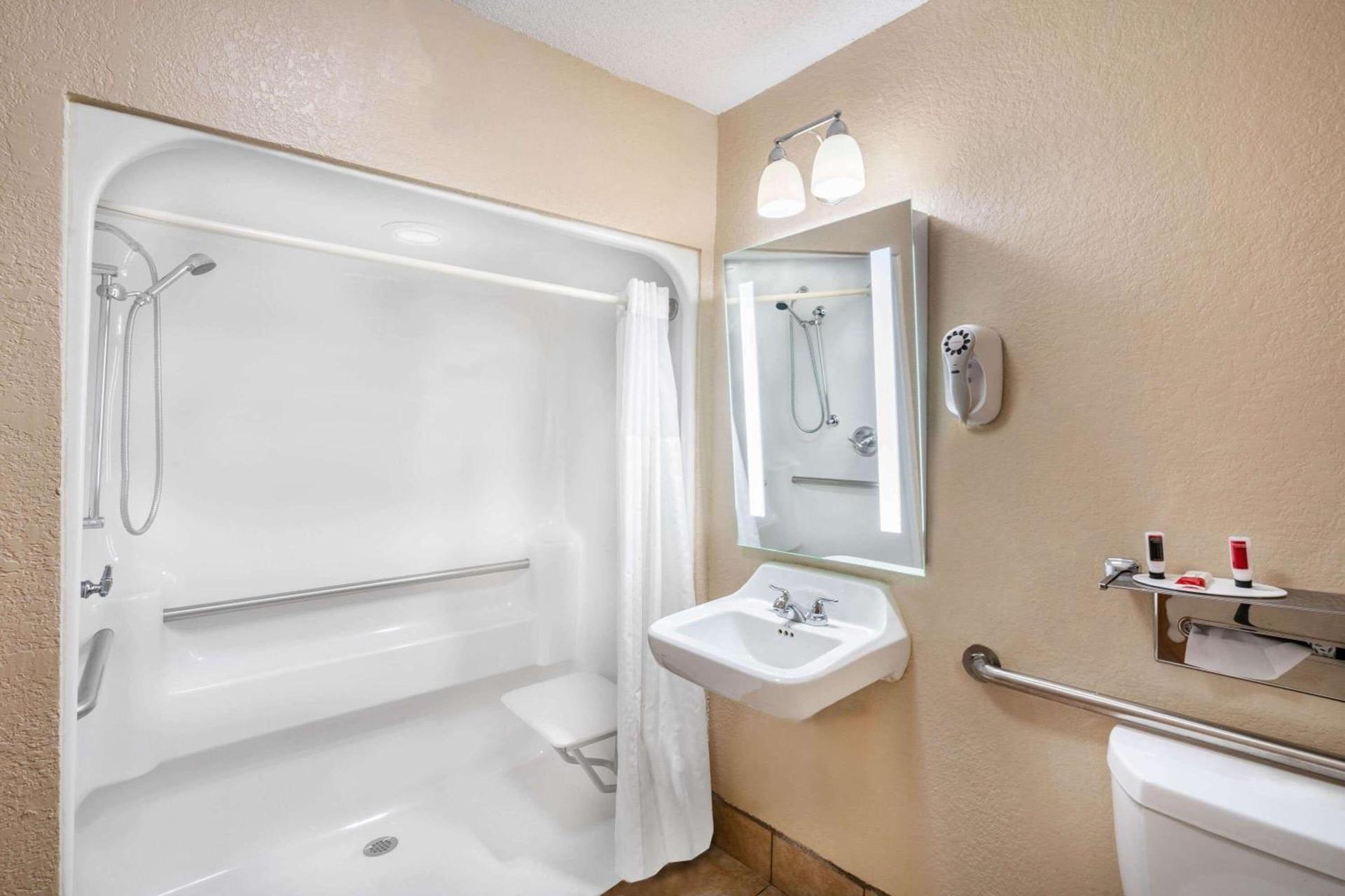 Baymont by Wyndham Tupelo photo 31