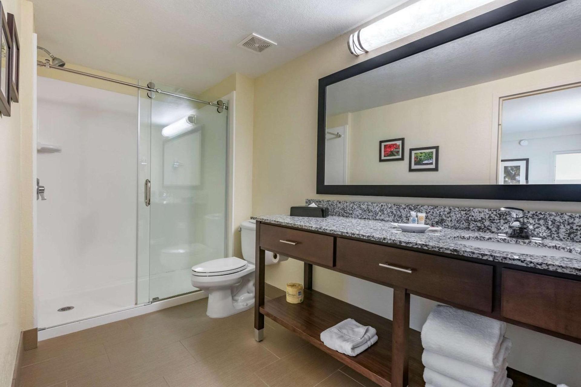 Comfort Suites Maingate East photo 39