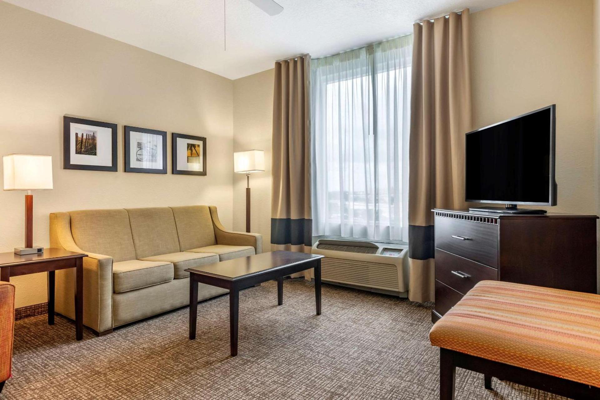 Comfort Suites Maingate East photo 9